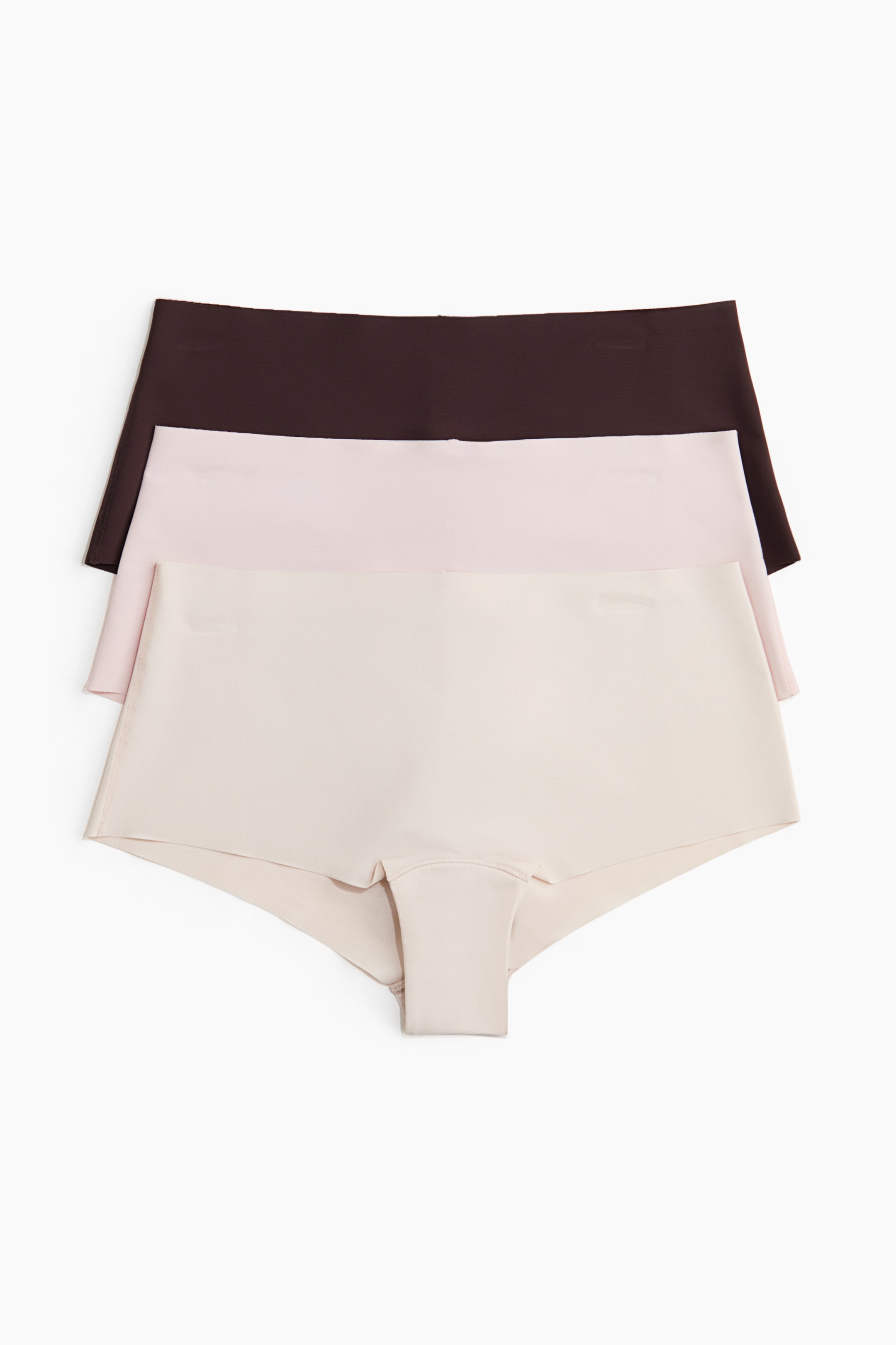 Näytä suurempi kuva: Kolmen pehmeän mikrokuitualushousun setti on esillä ETUPUOLELTA, pinottuna siten, että päällimmäisenä on vaalein beige alushousu, keskellä vaaleanpunainen alushousu ja alimpana tummanruskea alushousu. Jokainen alushousu on suunniteltu keskikorkealla vyötäröllä, matalalla jalanteillä ja laserleikatuilla reunoilla saumattoman ulkonäön saavuttamiseksi, ja alimpien alushousujen etuosassa näkyy vuorattu haaraosa.
