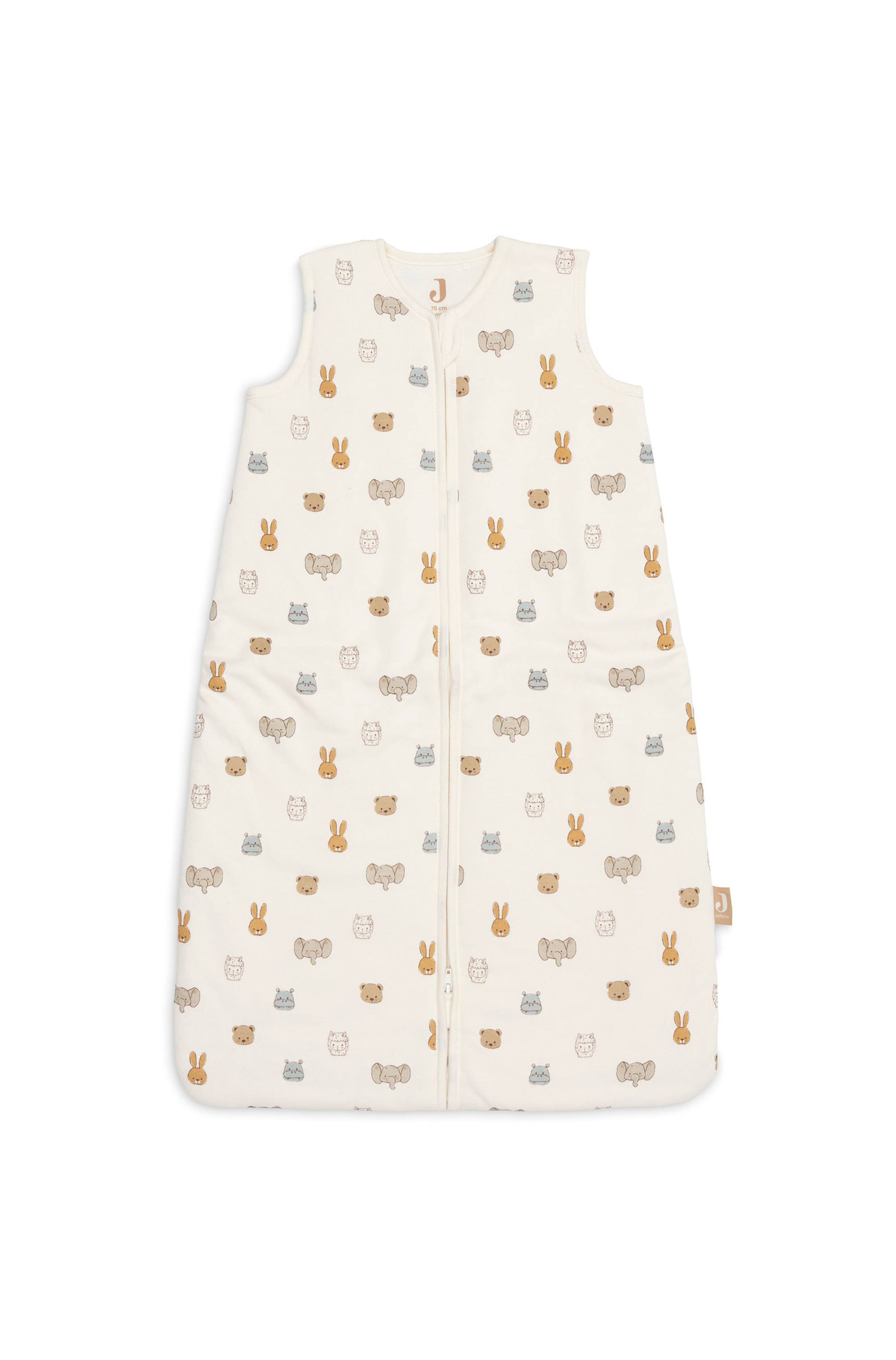 Grotere afbeelding bekijken: Een mouwloze babyslaapzak wordt getoond in flatlay, frontaal aanzicht, uitgevoerd in een offwhite stof met een all-over print van kleine cartoon diergezichten, waaronder beren, konijnen en olifanten. De slaapzak is ontworpen met een ronde hals en een volledige centrale ritssluiting aan de voorkant.