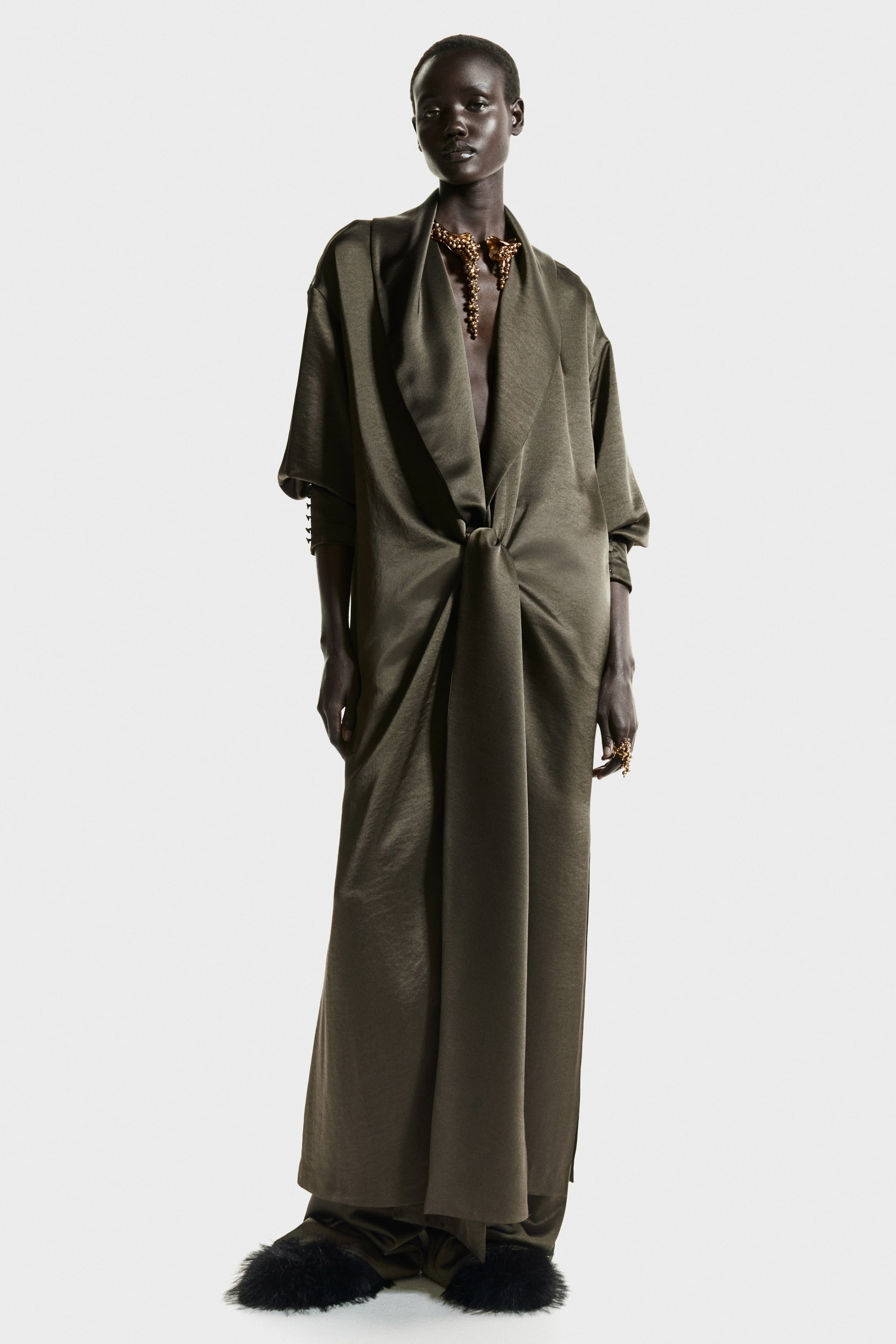 Visa större bild: Lång satinklänning - Mörk olivgrön - DAM | H&M SE 1