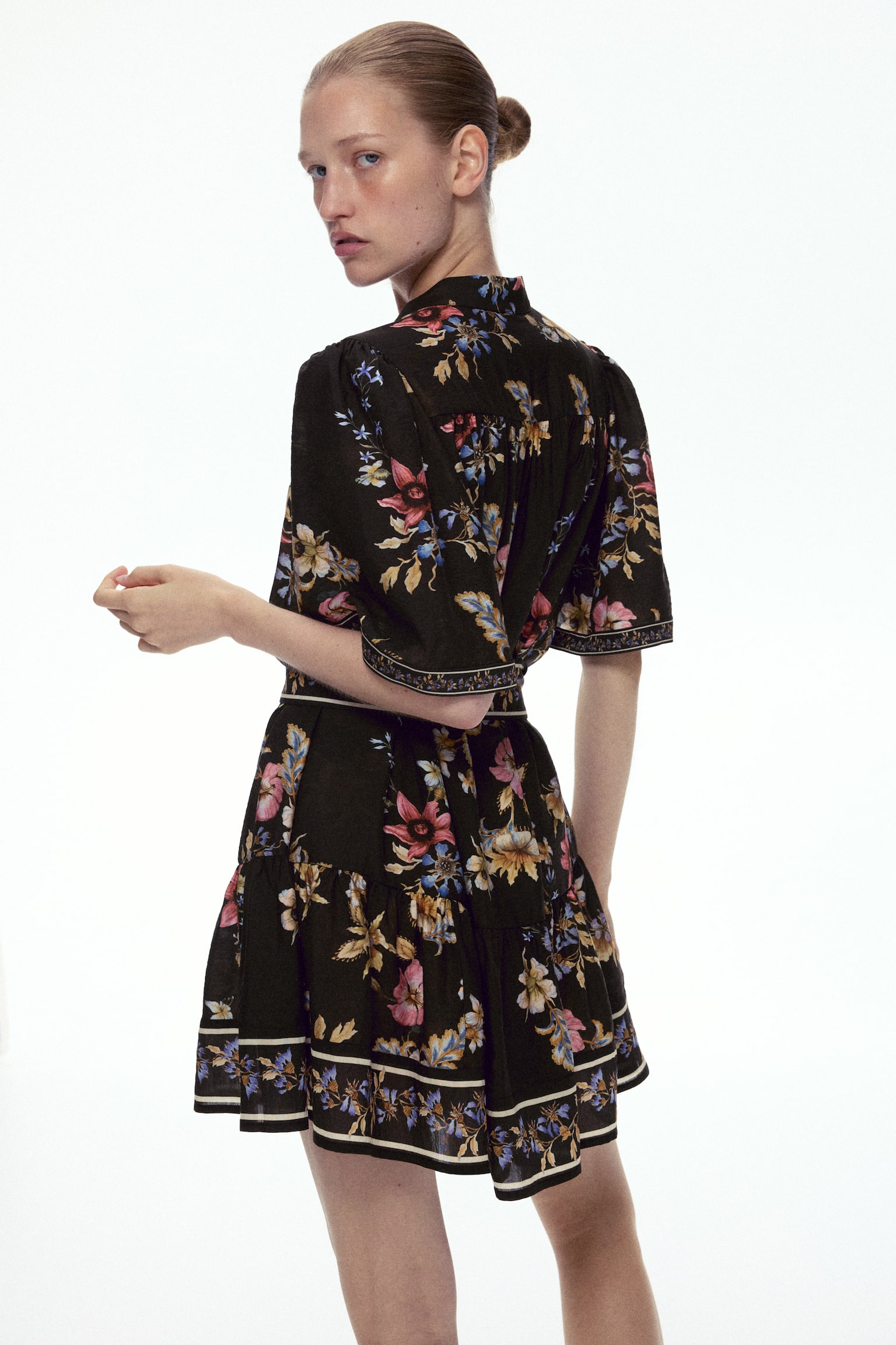 Женское платье H&M Tie-Detail Button-Front, цвет: Чёрный / С принтом — фото 5