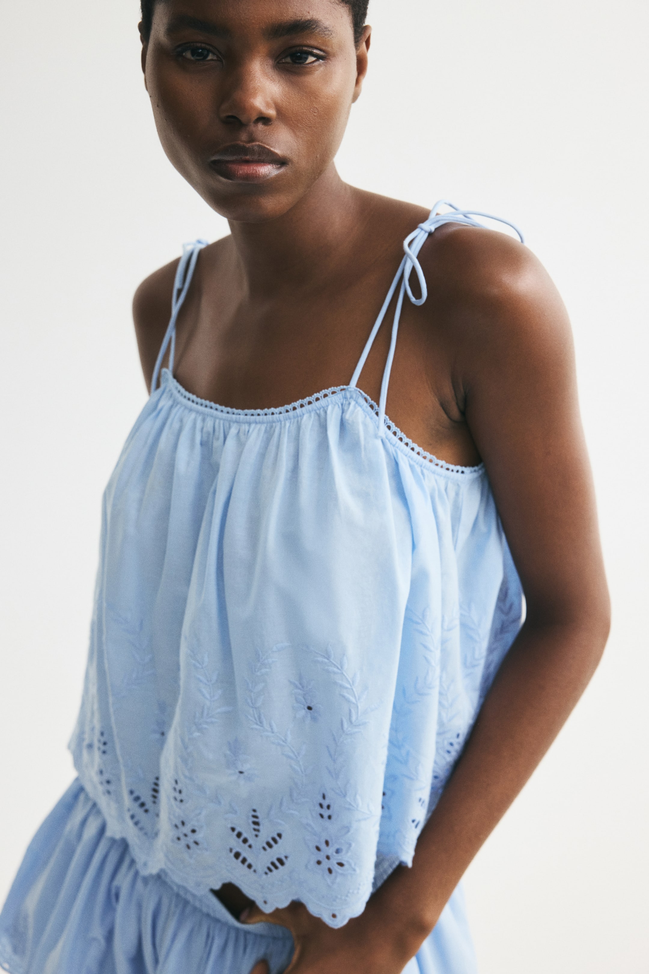 Женские топы H&M Eyelet-Embroidered Top with Tie Shoulder Straps — фото 4