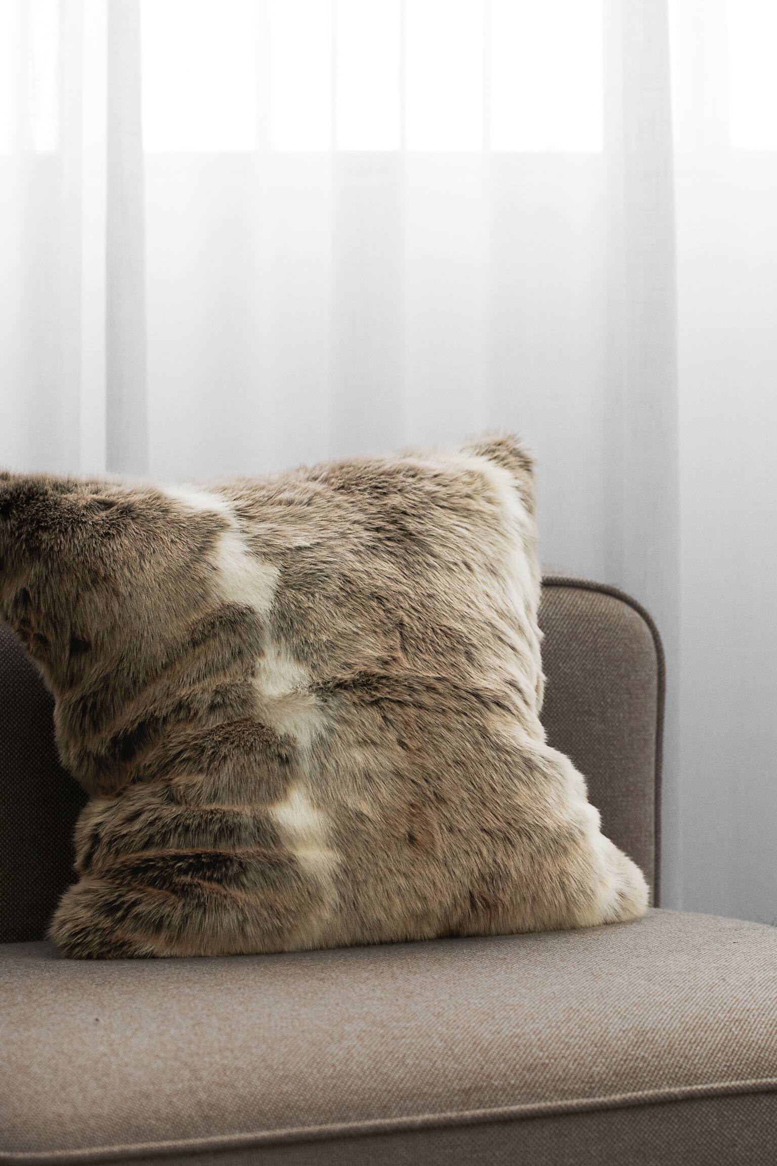 כיסוי לכרית נוי מפרווה מלאכותית - לבן/חום בהיר - 1