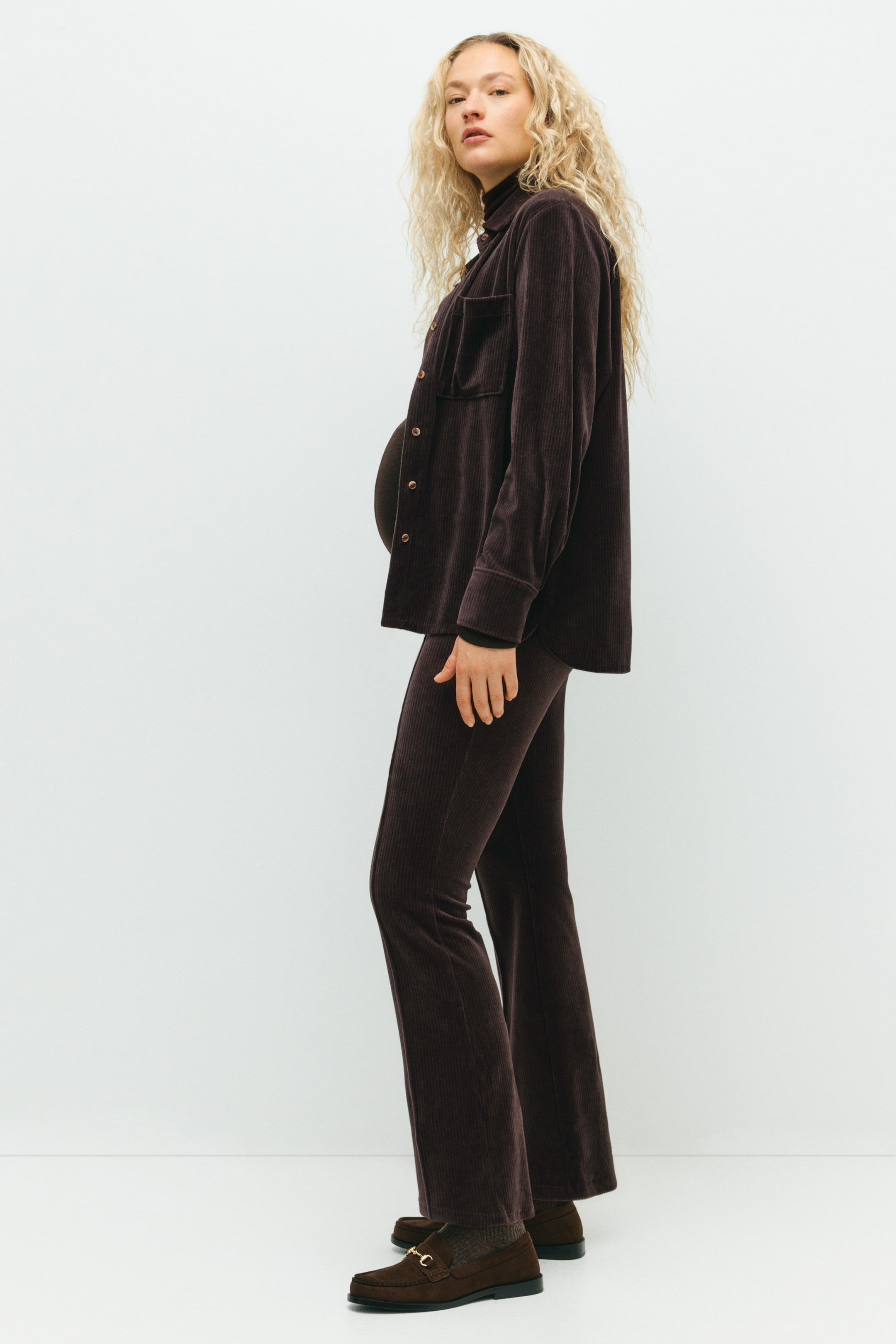 Visualizza immagine più grande: MAMA Pantaloni svasati in velour - Marrone scuro - DONNA | H&M IT 1