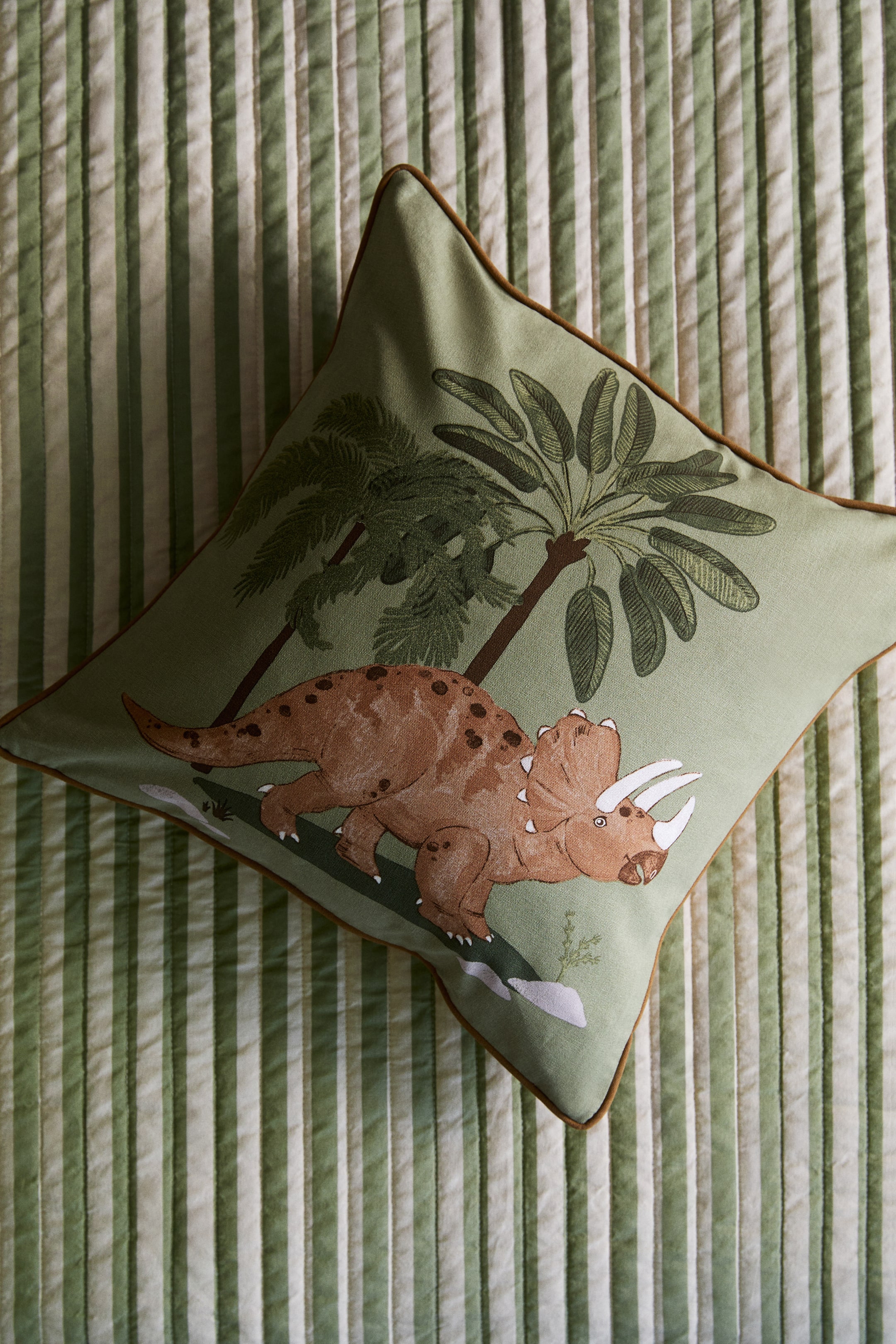 הצגת תמונה גדולה יותר: כיסוי לכרית נוי מקנבס כותנה עם הדפס - ירוק חאקי בהיר/דינוזאור - Home All | H&M IL 1