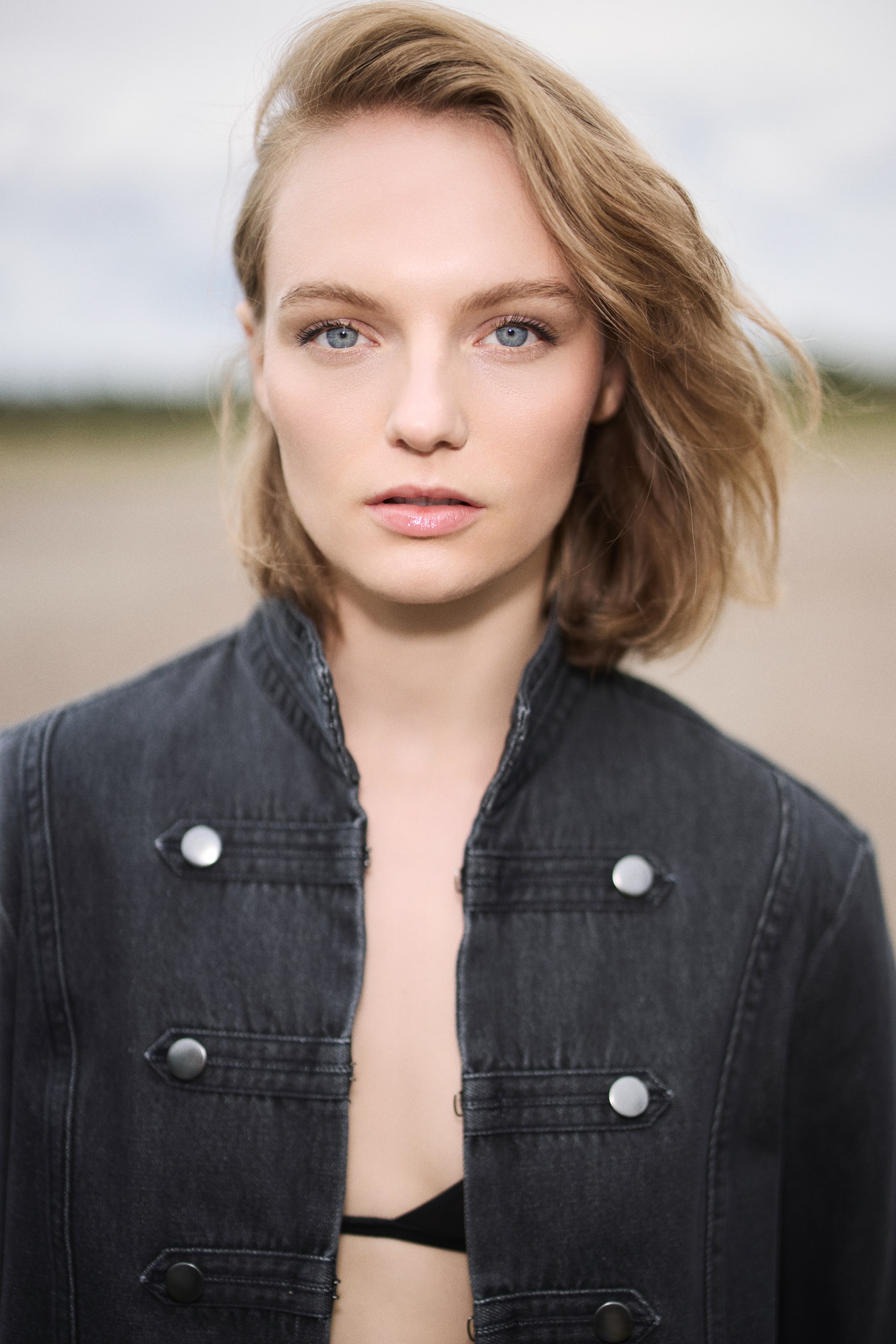 Женские куртки H&M Studded Denim Jacket — фото 3