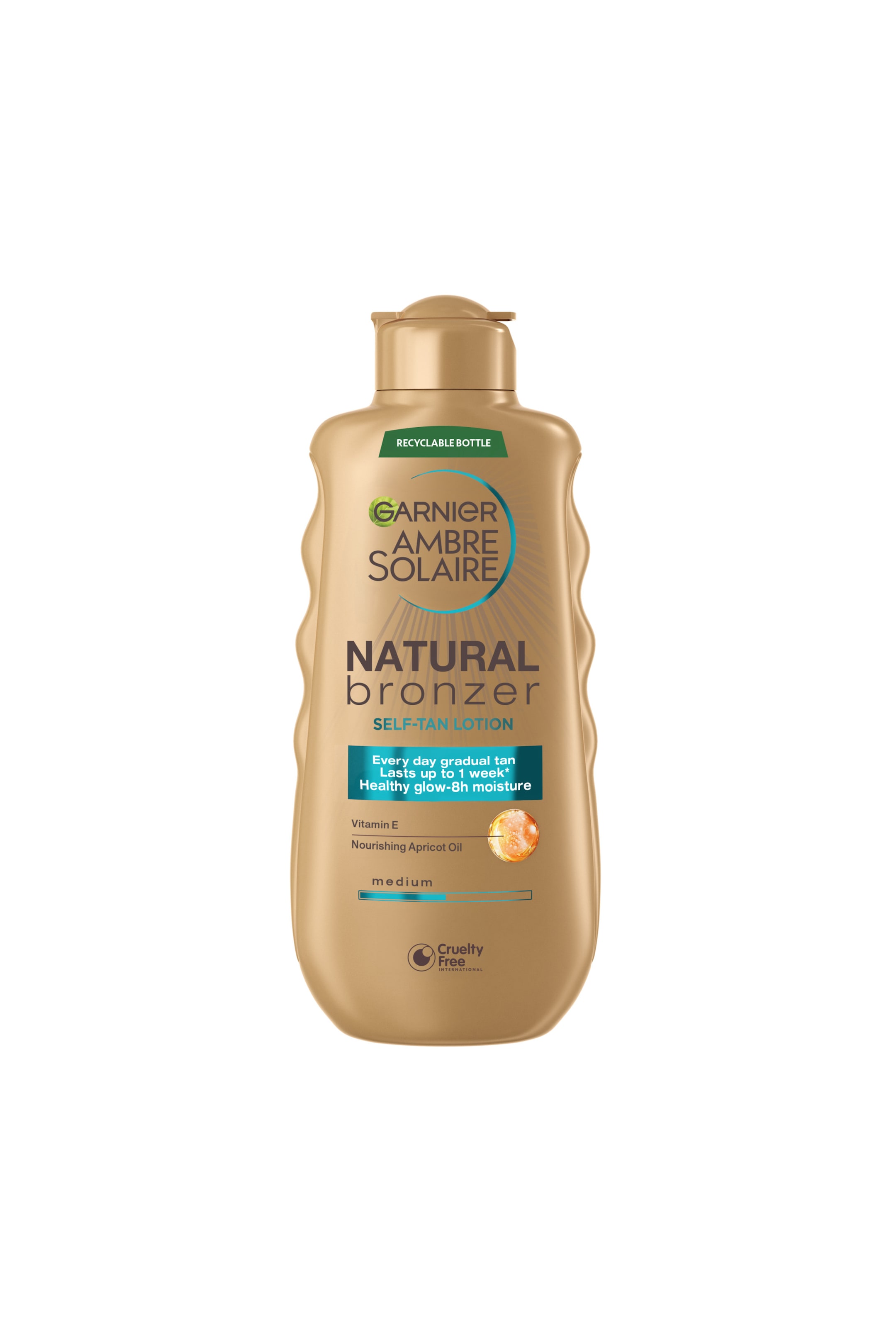 Visa större bild: Garnier Ambre Solaire Natural Bronzer Self-Tan Lotion står i en framåtriktad position och visar upp en gyllene bronsfärgad flaska med konturerade, vågformade sidor och ett matchande flip-top-lock. På framsidesetiketten visas varumärket och produktnamnet, de viktigaste fördelarna framhävda i en turkos ruta samt en liten aprikosgrafik nära nederkanten.