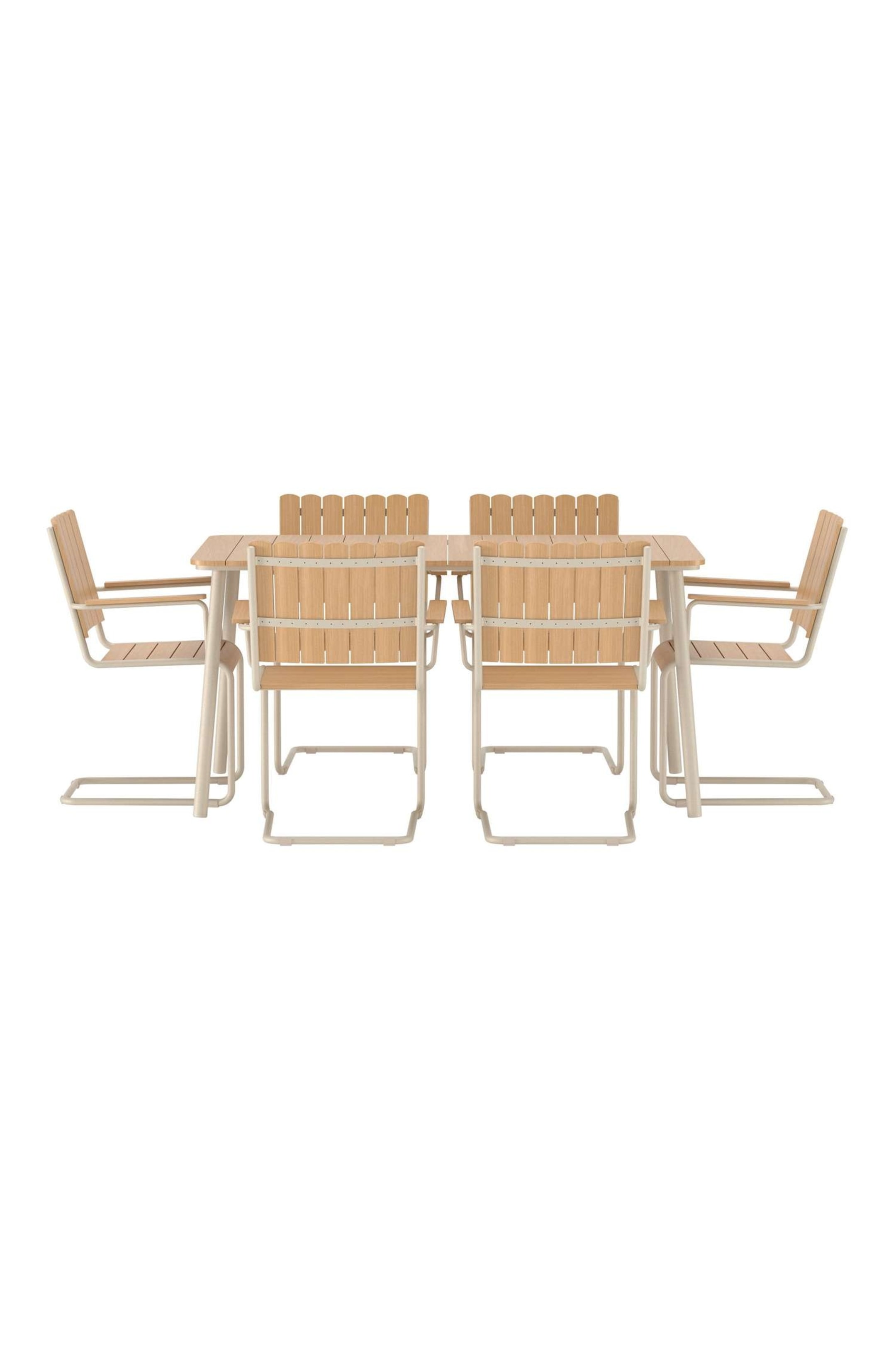 Ver imagen más grande: Un conjunto de comedor al aire libre presenta una mesa rectangular con una superficie de madera clara con listones y seis sillas, vistas desde un ángulo frontal. Las sillas están construidas con asientos y respaldos de madera clara con listones, y sus estructuras forman bases y reposabrazos en forma de U en un metal de color claro. Tres sillas están colocadas a lo largo de cada lado largo de la mesa, con las sillas de los extremos ligeramente anguladas para revelar sus perfiles laterales.
