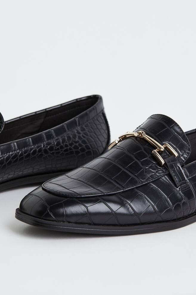 Chain-detail loafers - Black/Crocodile-patterned - 6