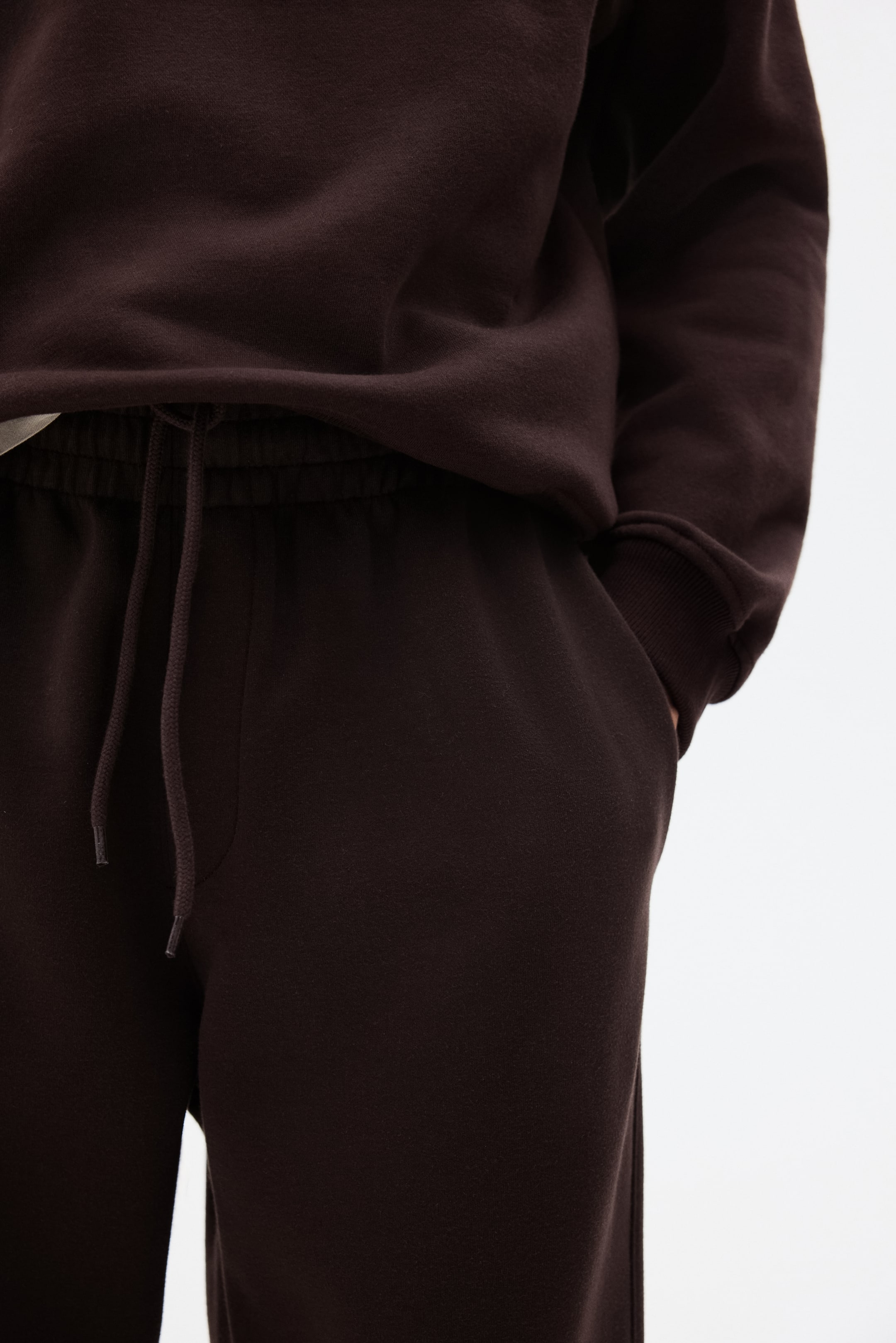 拡大画像を表示: Regular Fit Sweatpants - ダークブラウン - Men | H&M JP 2