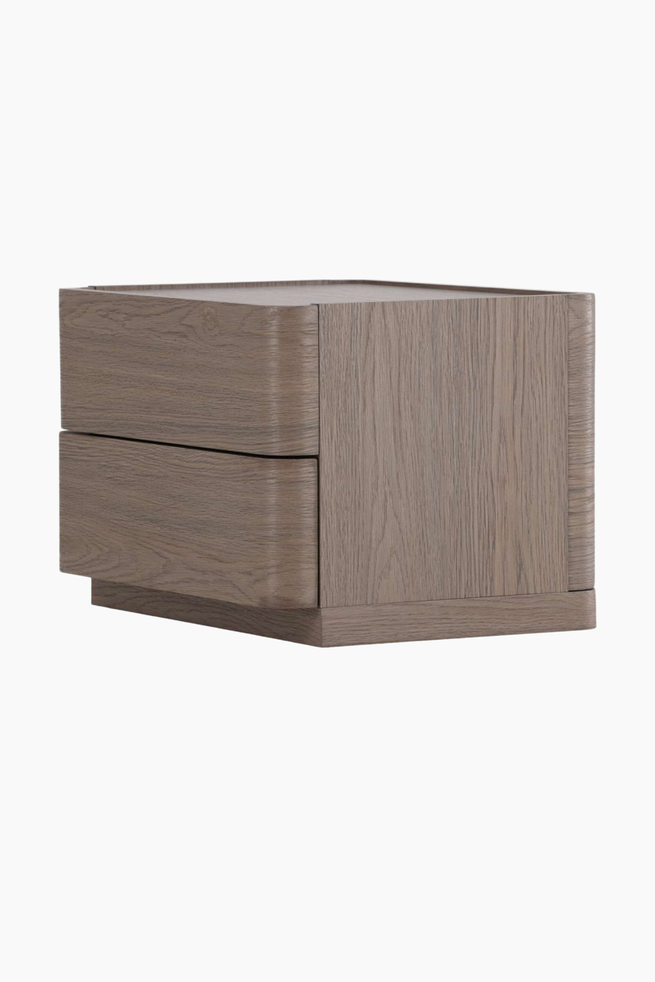 Größeres Bild ansehen: Ein graubrauner Nachttisch aus Holz mit sichtbarer Maserung, ausgestattet mit zwei Schubladen mit geschwungenen Vorderkanten und einem zurückgesetzten Sockel; abgebildet von vorne und von rechts.