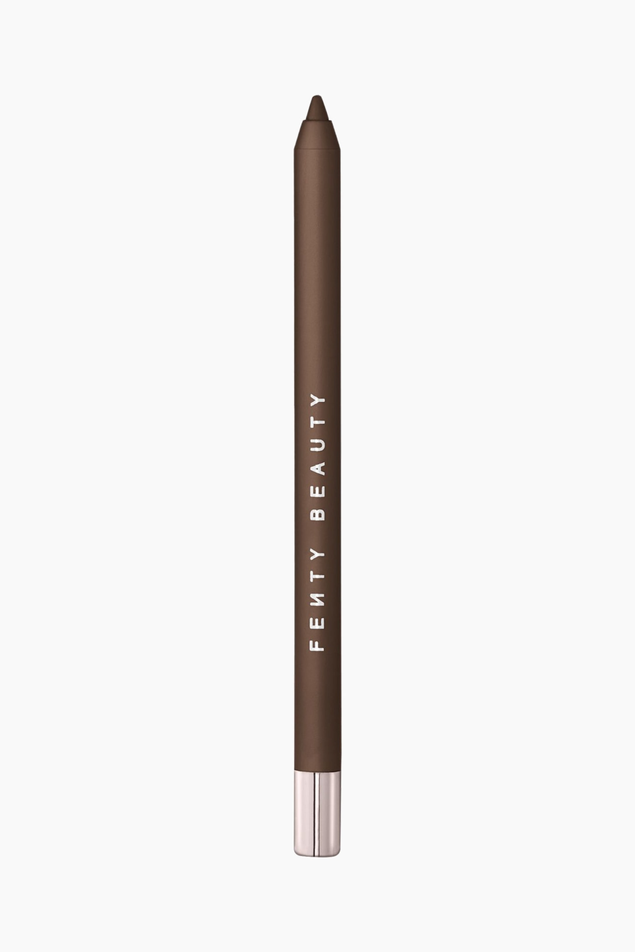 Visa större bild: Trace'd Out Longwear Waterproof Pencil Lip Liner står upprätt och visar upp en mörkbrun matt hylsa med en matchande vässad spets. Varumärket "FENTY BEAUTY" löper vertikalt längs sidan i vita versaler, och en metalliskt silverfärgad kork avslutar basen.
