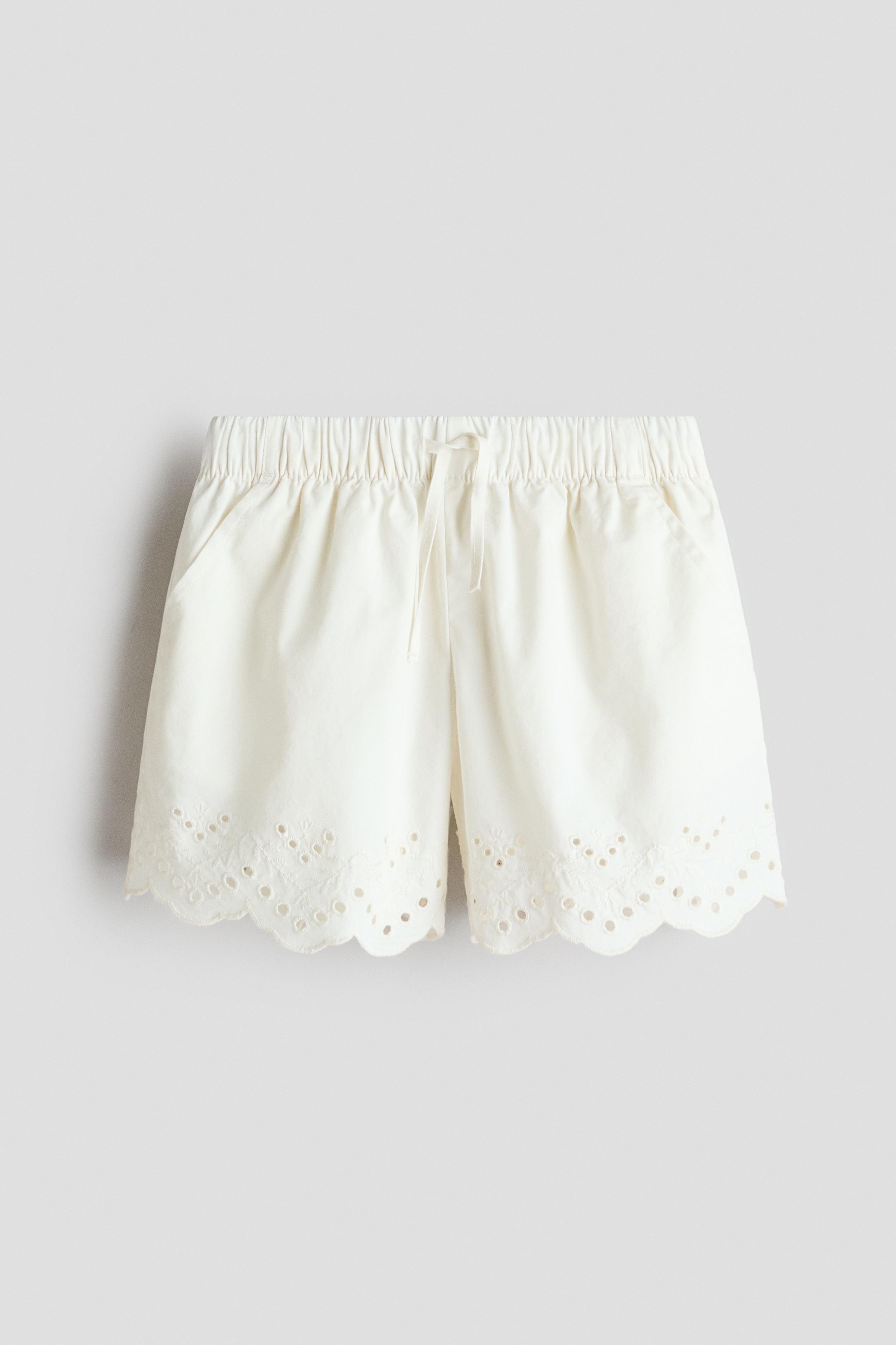Shorts mit Broderie Anglaise