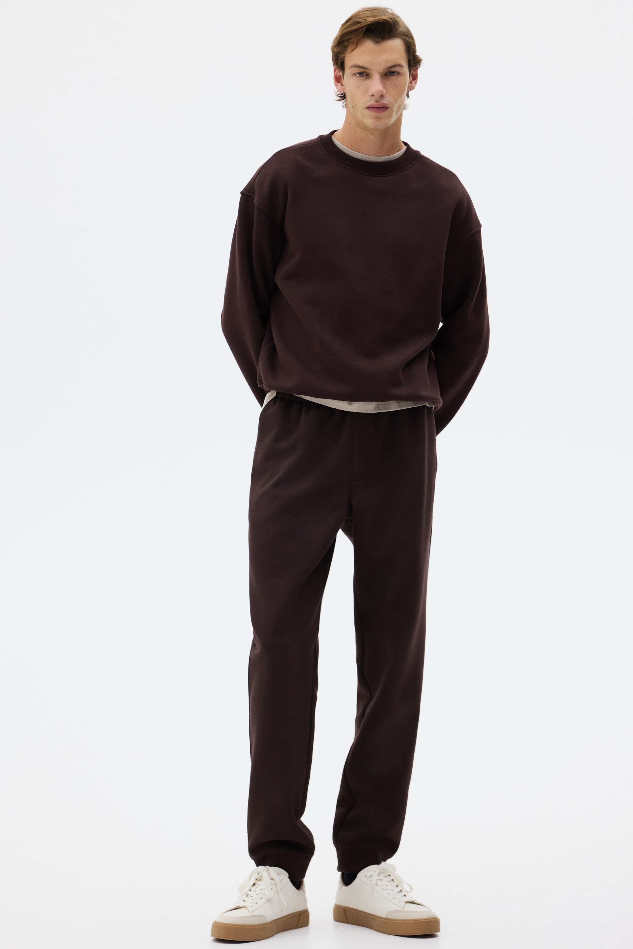 拡大画像を表示: Regular Fit Sweatpants - ダークブラウン - Men | H&M JP 1