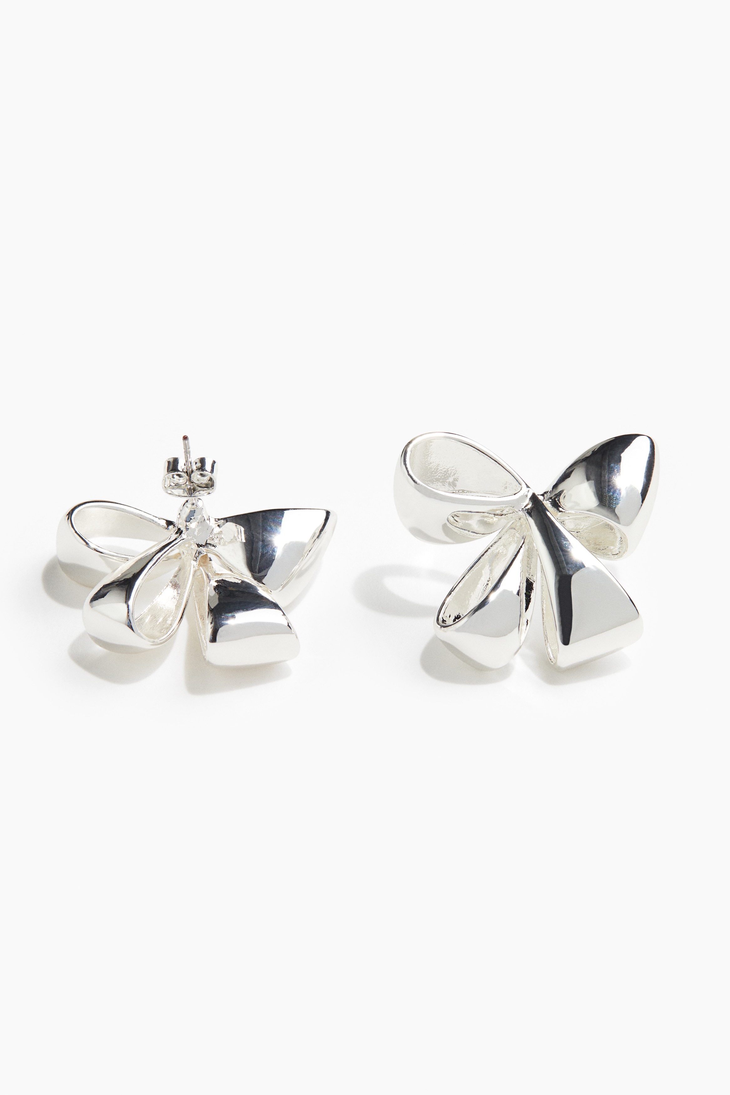 Bow-shaped stud earrings