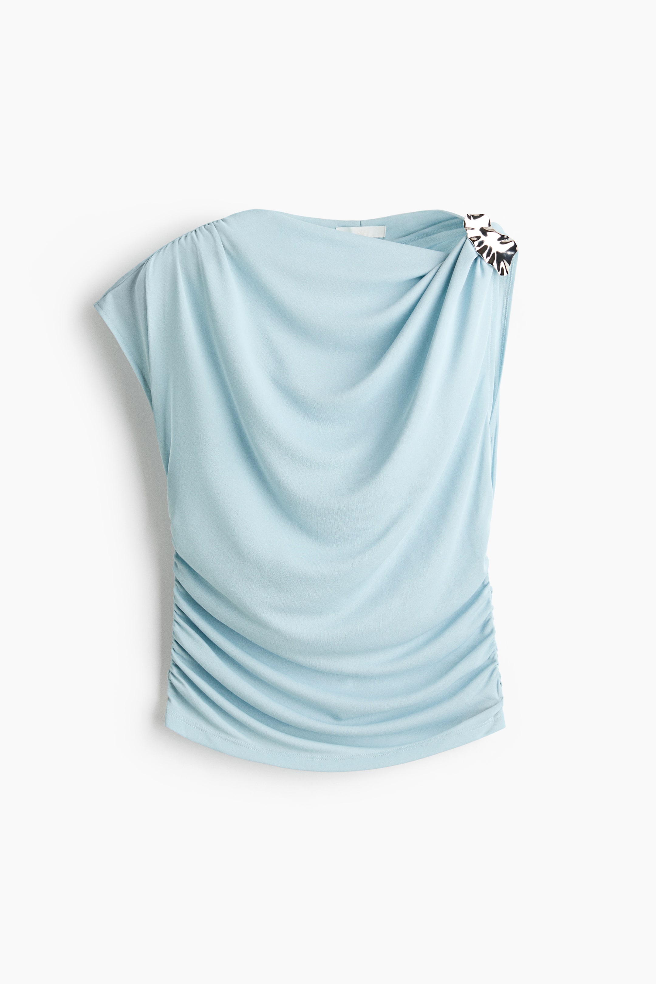 Agrandir l'image: Un haut sans manches en jersey bleu clair avec un léger éclat est présenté de face, avec un détail en métal martelé sur l'épaule droite et des coutures froncées tout au long du design, créant un effet drapé sur le devant.