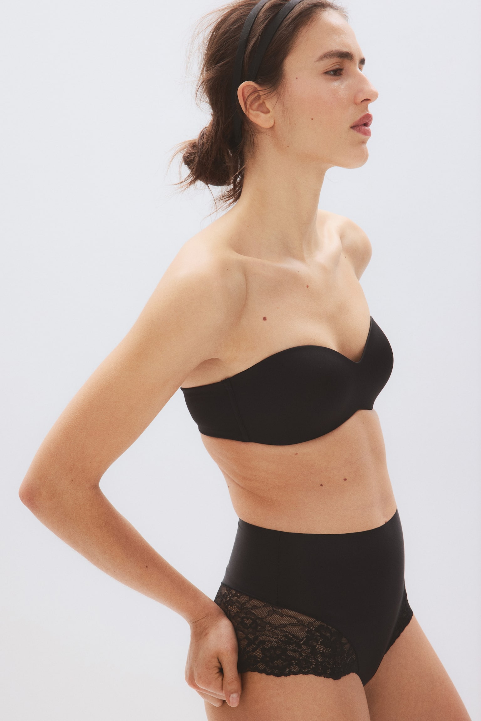 חזיית סטרפלס מרופדת ממיקרופייבר - שחור/לבן - 2