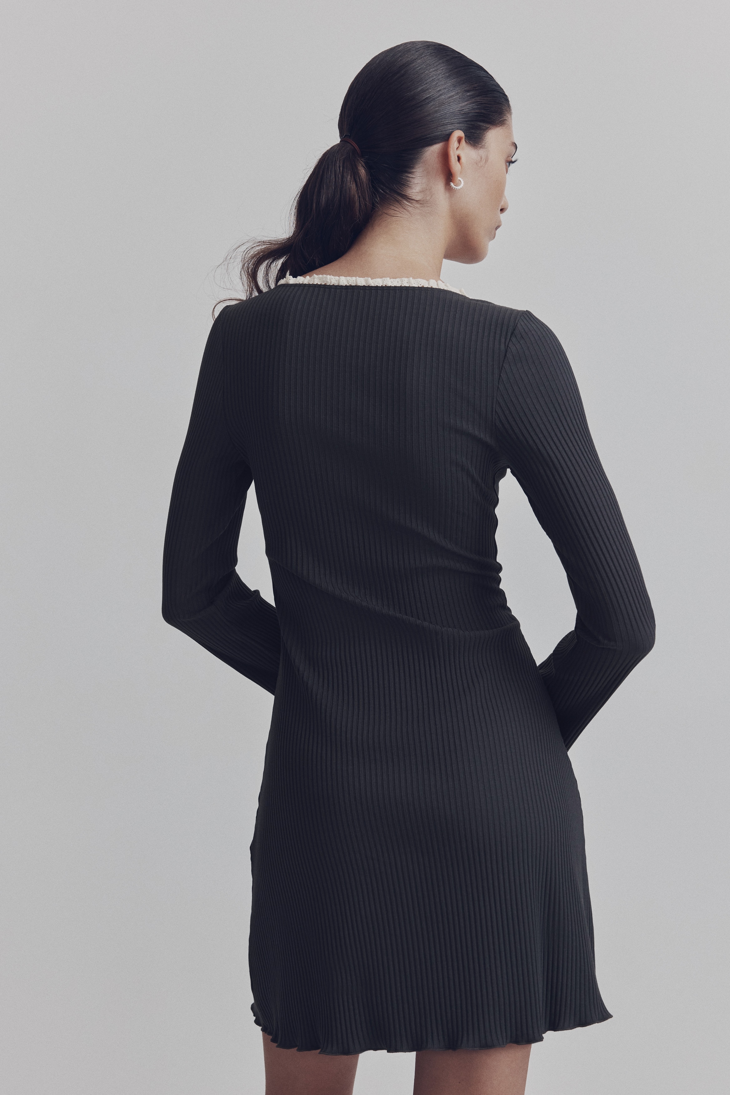 Scoop-neck ribbed dress