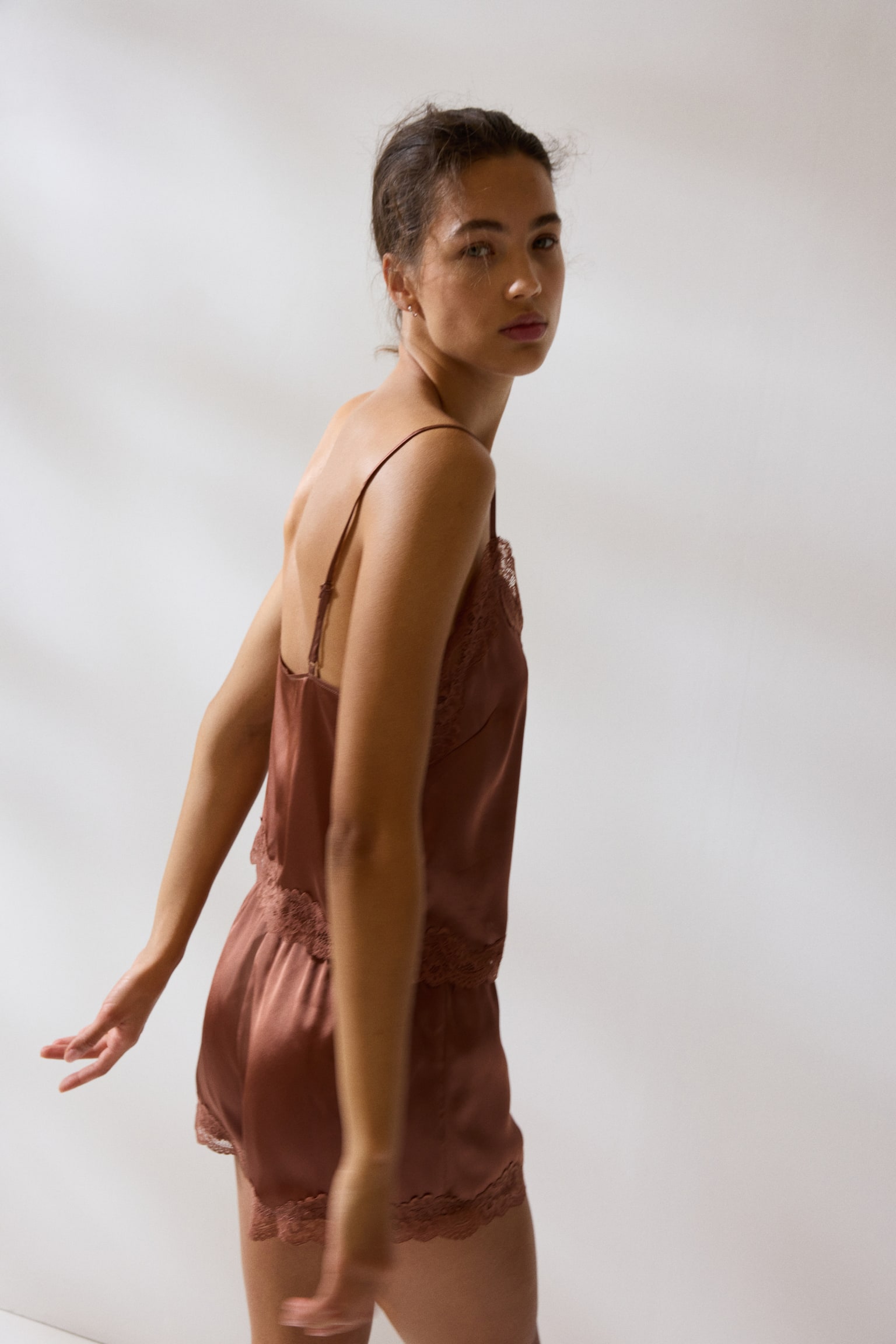 פיג'מת סאטן עם תחרה - ורוד מאובק כהה/בז' בהיר - 4