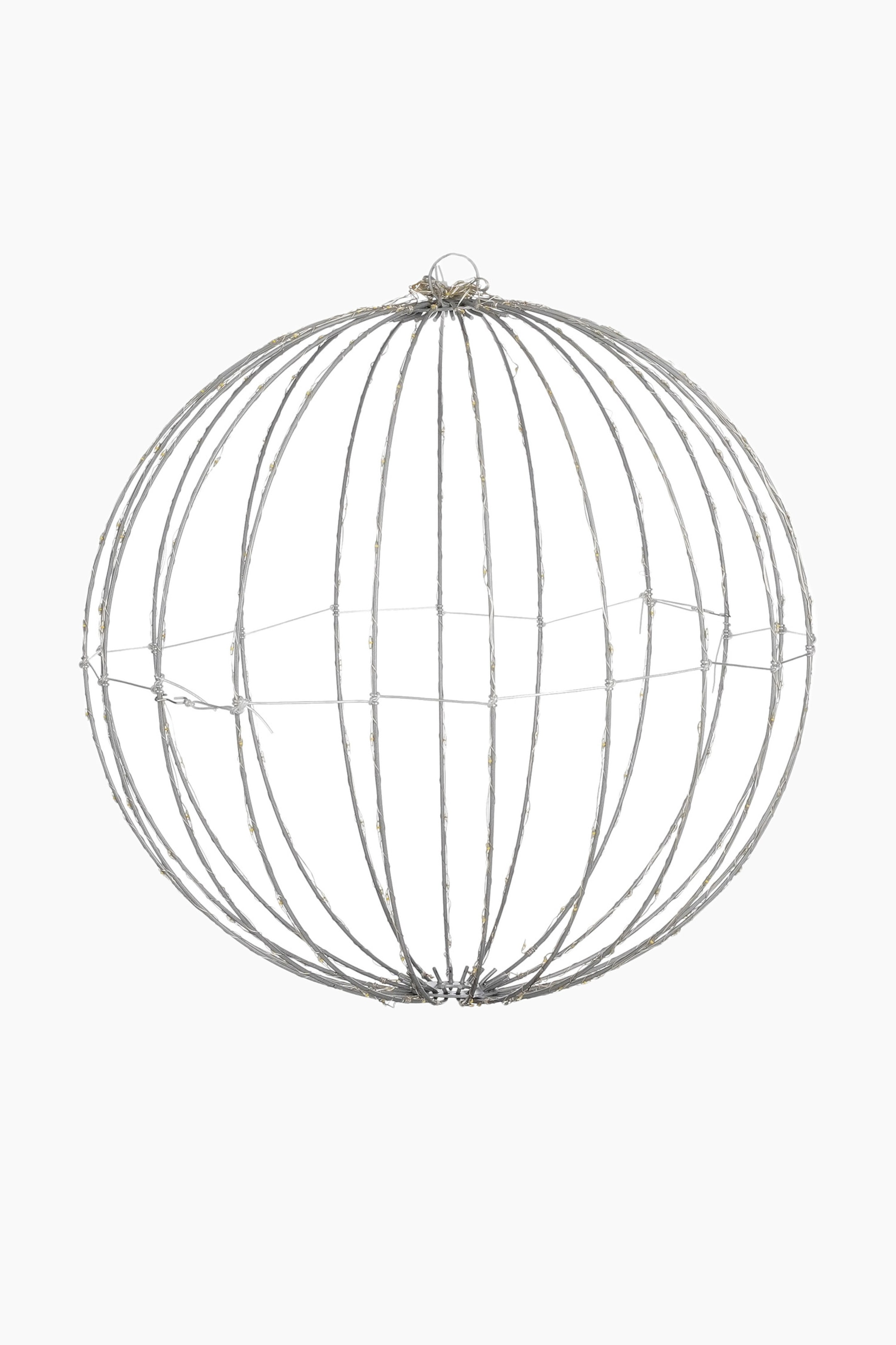 Grotere afbeelding bekijken: Een bolvormig, open draadframe met een zilverkleurige uitstraling toont talrijke kleine, warmgetinte lampjes die in de verticale en horizontale draden zijn geïntegreerd, met bovenaan een zichtbare ophanglus.
