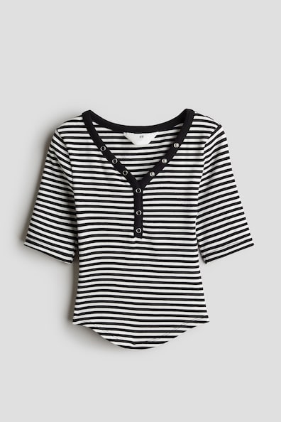 Geripptes Shirt mit Zierknopfleiste - V-Ausschnitt - Kurzarm 