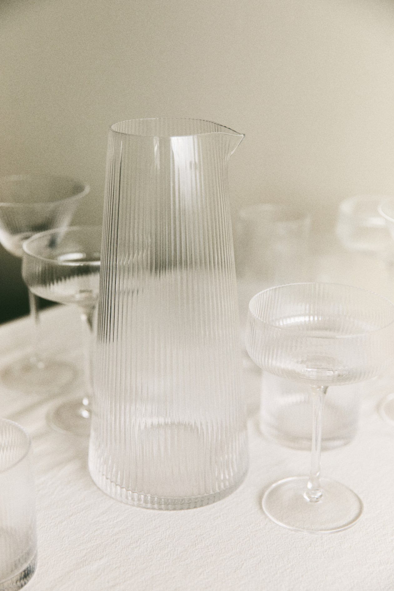 Karaff i räfflat glas - Transparent - Home All | H&M SE
