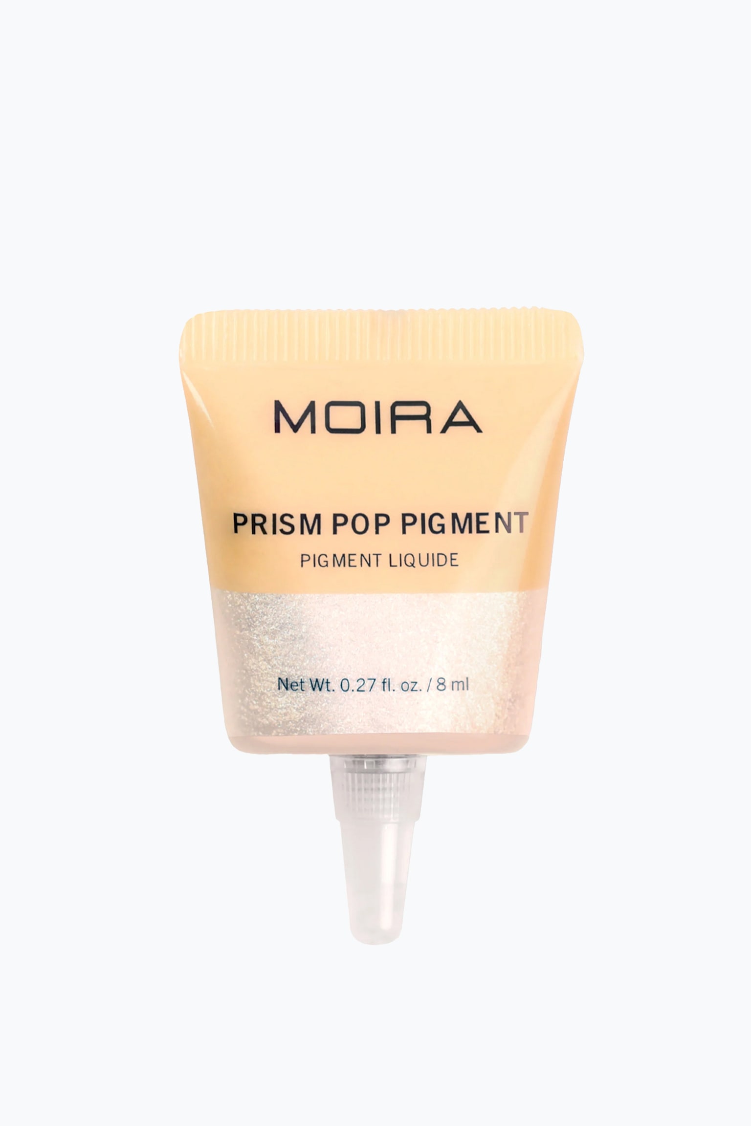 En klÃ¤mbar tub med Moira Prism Pop Pigment stÃ¥r vertikalt i en framÃ¥tvÃ¤nd position med den genomskinliga applikatorn riktad nedÃ¥t. Tuben har en beige Ã¶vre del med det tryckta varumÃ¤rket och en genomskinlig nedre del som visar en skimrande, iriserande vit flytande pigmentmassa inuti.