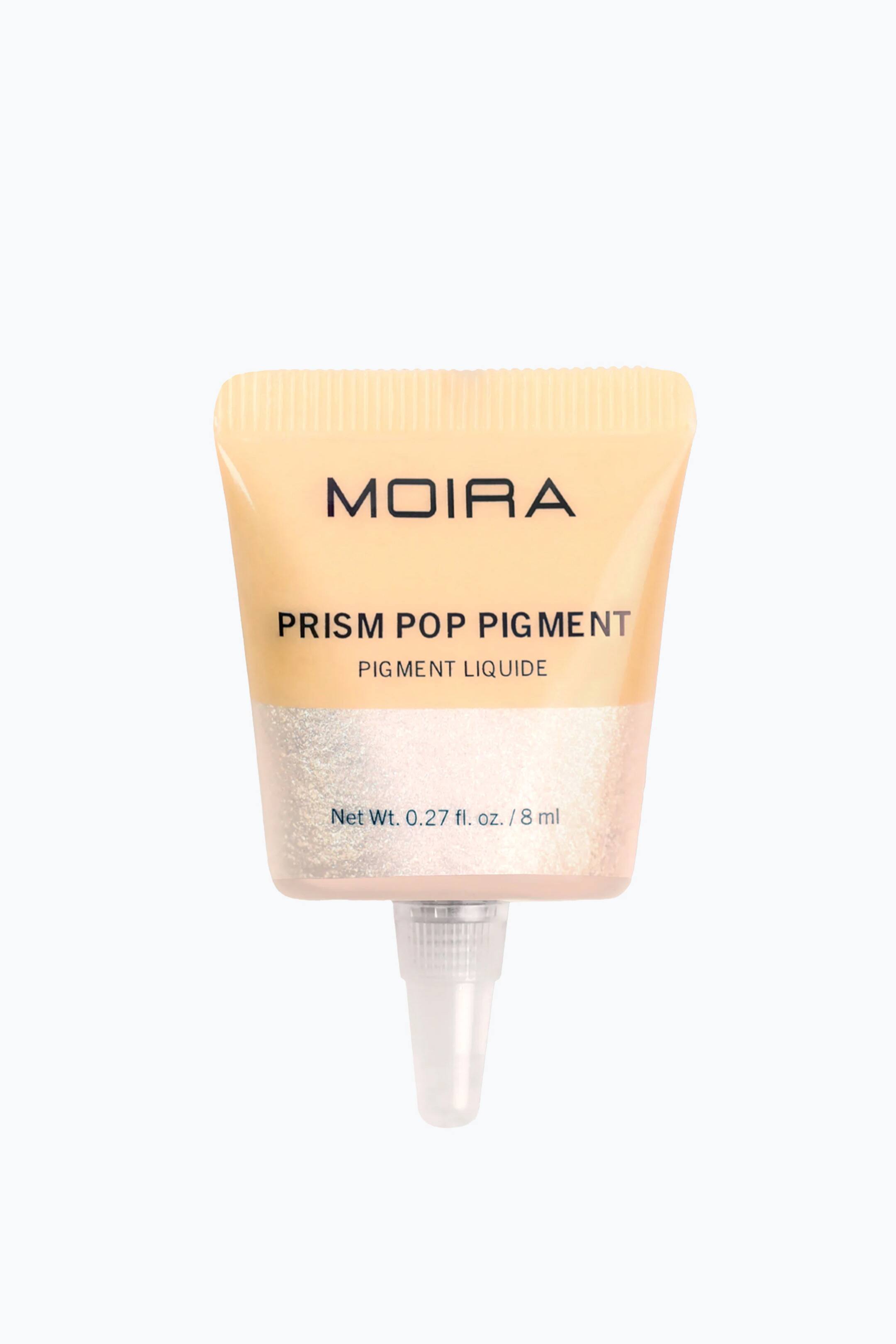Vis større bilde: En klemmetube med Moira Prism Pop Pigment står loddrett i frontvendt posisjon med den gjennomsiktige applikatorhetten pekende nedover. Tuben har en beige øvre del med det trykte merkenavnet, og en gjennomsiktig nedre del som viser en skimrende, iriserende hvit flytende pigment inni.