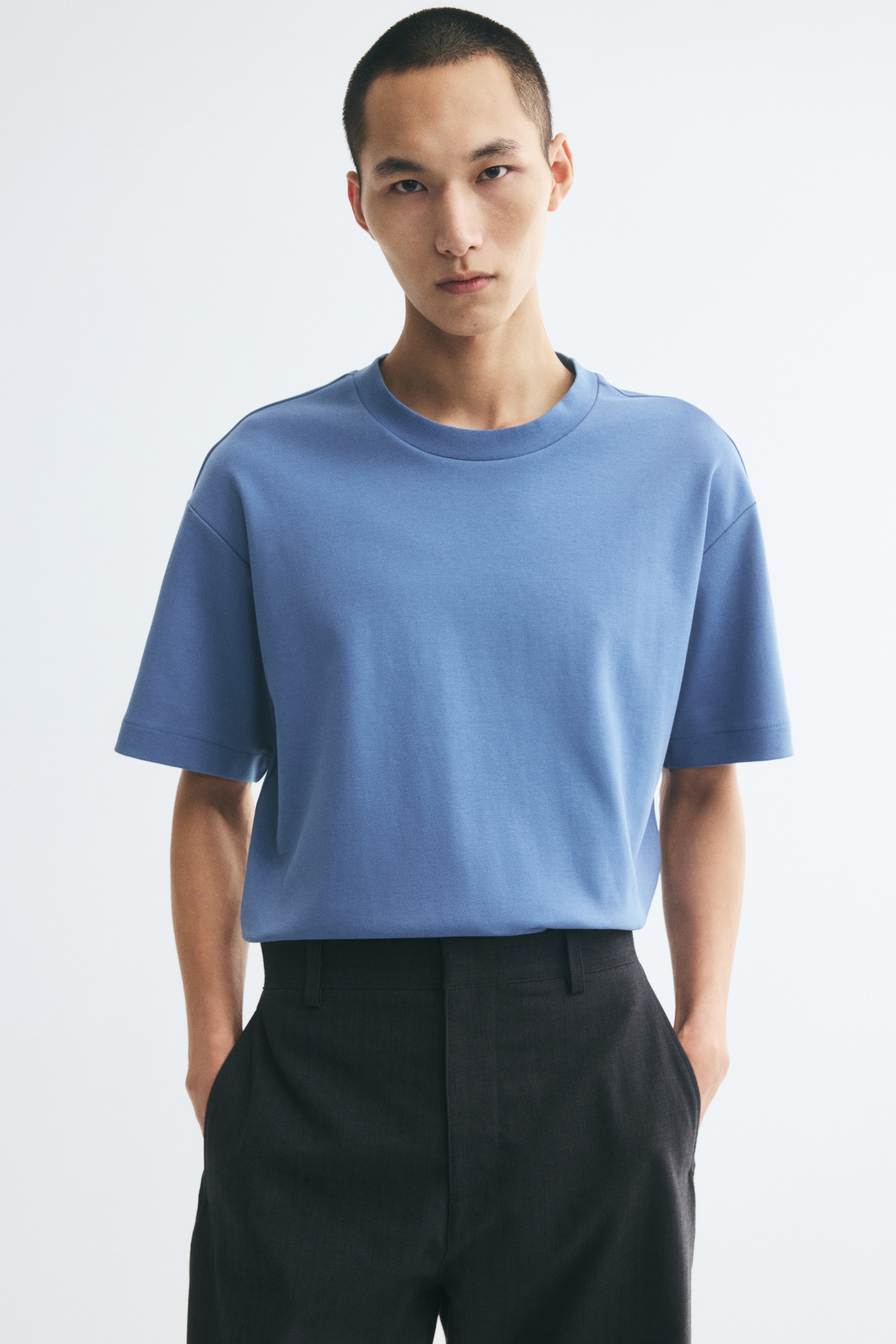 ÎÎ½Î± Î±Î½Î¿Î¹ÏÏÏ Î¼ÏÎ»Îµ T-shirt ÏÎµ boxy Î³ÏÎ±Î¼Î¼Î® ÏÎ±Î¯Î½ÎµÏÎ±Î¹ Î±ÏÏ Î¼ÏÏÎ¿ÏÏÎ¬, Î±Î½Î±Î´ÎµÎ¹ÎºÎ½ÏÎ¿Î½ÏÎ±Ï ÏÏÏÎ¿Î³Î³ÏÎ»Î® Î»Î±Î¹Î¼ÏÎºÎ¿ÏÎ· Î¼Îµ ÏÎ¹Î¼Ï ÏÎµÎ»ÎµÎ¯ÏÎ¼Î±, ÏÎ±Î¼Î·Î»ÏÎ¼Î­Î½Î¿ÏÏ ÏÎ¼Î¿ÏÏ ÎºÎ±Î¹ ÏÎ±ÏÎ´Î¹Î¬ ÎºÎ¿Î½ÏÎ¬ Î¼Î±Î½Î¯ÎºÎ¹Î±. Î¤Î¿ Î¬Î½ÎµÏÎ·Ï ÎµÏÎ±ÏÎ¼Î¿Î³Î®Ï ÏÎ¿Ï Î´Î¹Î±Î¸Î­ÏÎµÎ¹ Î¯ÏÎ¹Î¿ ÏÎµÎ»ÎµÎ¯ÏÎ¼Î± ÏÏÎ¿ ÏÏÏÎ¯ÏÏÎ¼Î±.