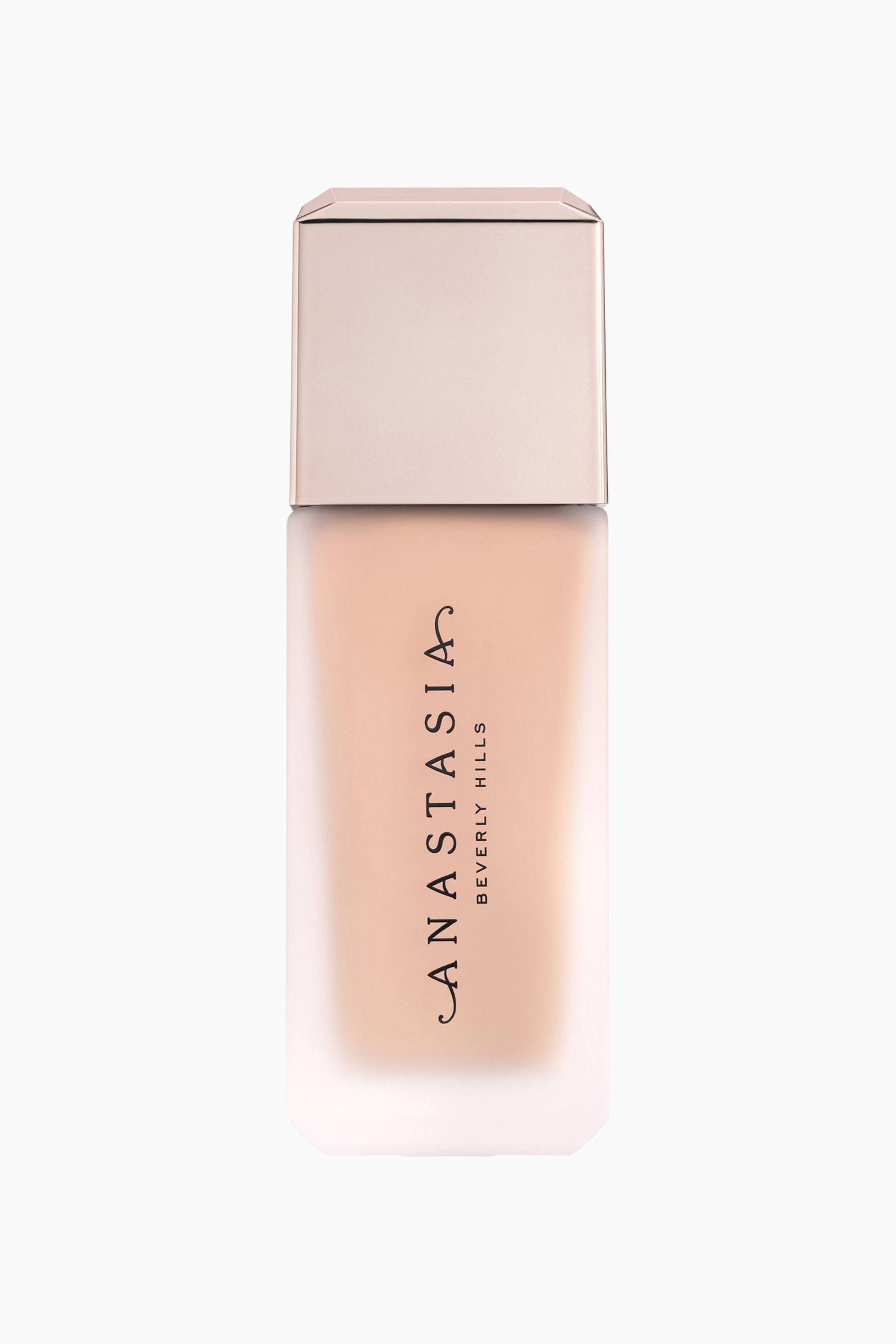Se større billede: En rektangulær foundationflaske står oprejst med en matteret glasbund fyldt med lys beige væske. En metallisk rosaguld hætte dækker toppen, og "Anastasia Beverly Hills" er trykt lodret på forsiden.