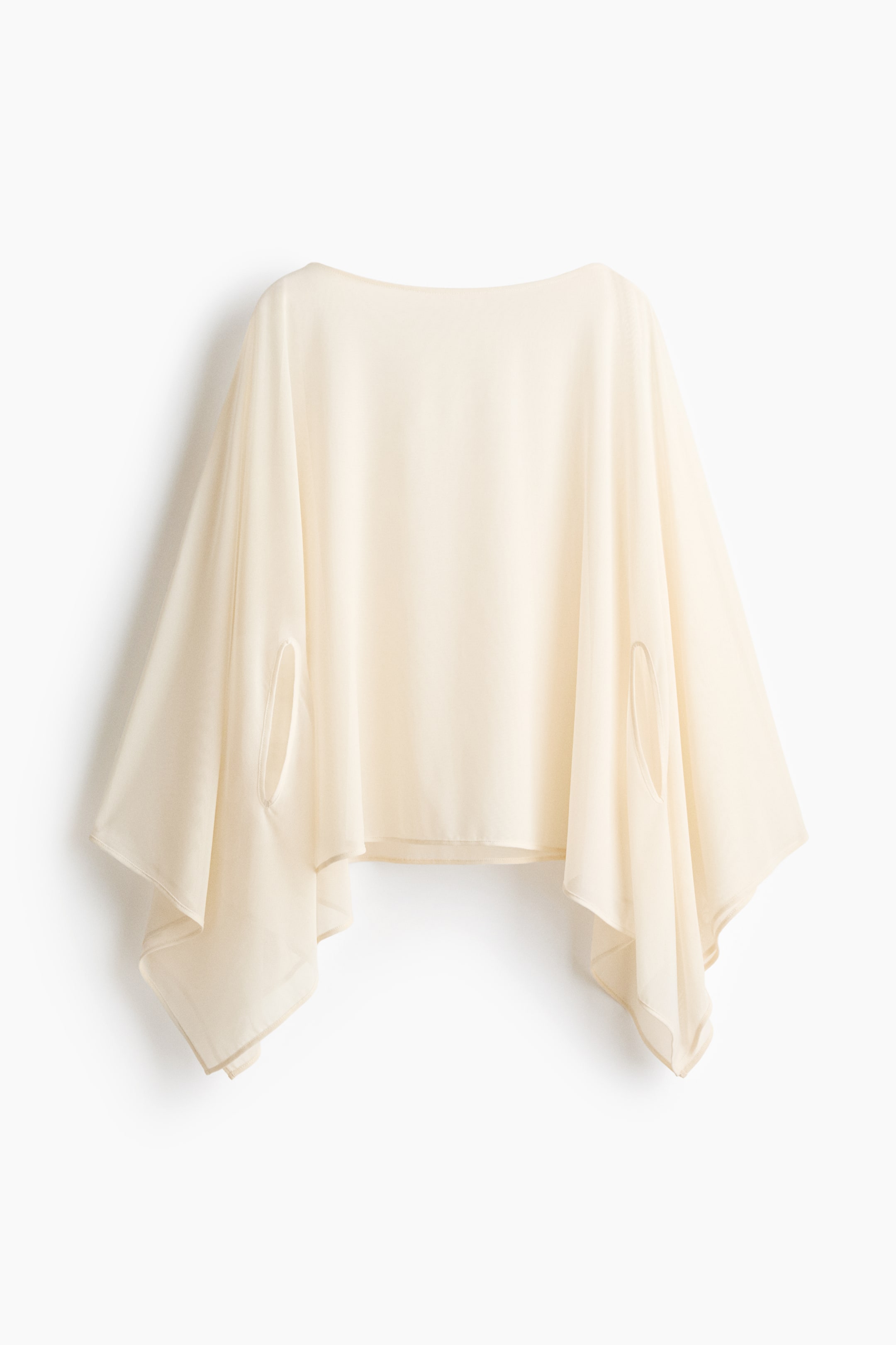 Büyük resmi görüntüle: Bir pelerin, tekne yaka ile tasarlanmış olup, her iki yanında kol yarıkları ve asimetrik etek ucu bulunan ön görünümüyle birlikte, ince file kumaştan üretilmiştir.