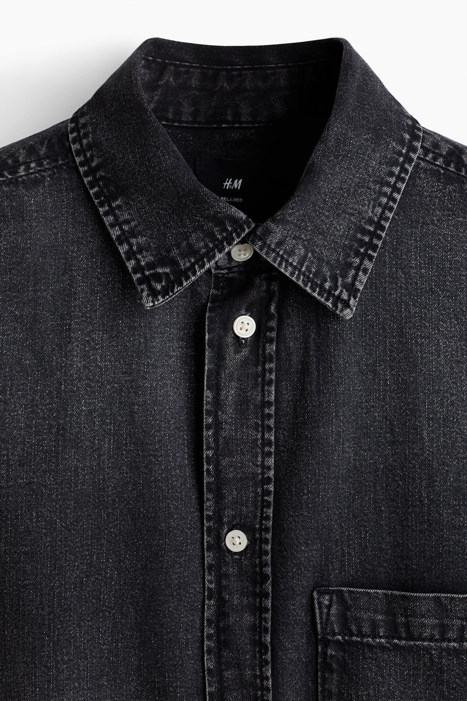 Мужская рубашка H&M Relaxed-Fit Short-Sleeved Denim Shirt, цвет: Тёмный джинсовый серый — фото 7