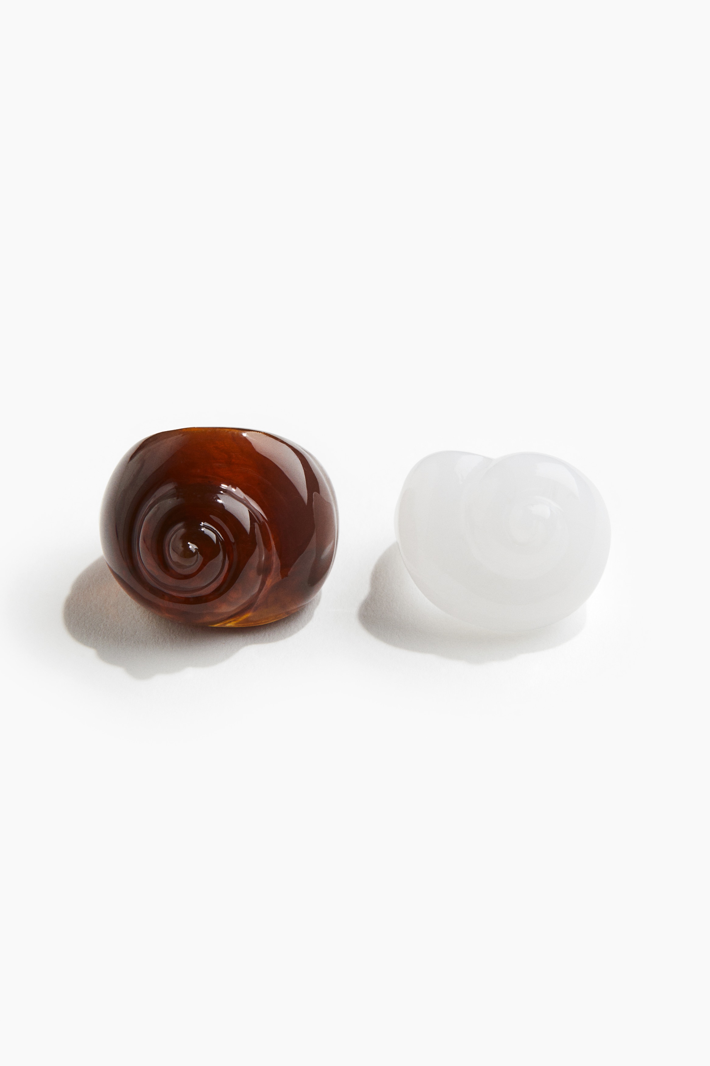 Set de 2 inele în formă de scoică - Alb/maro