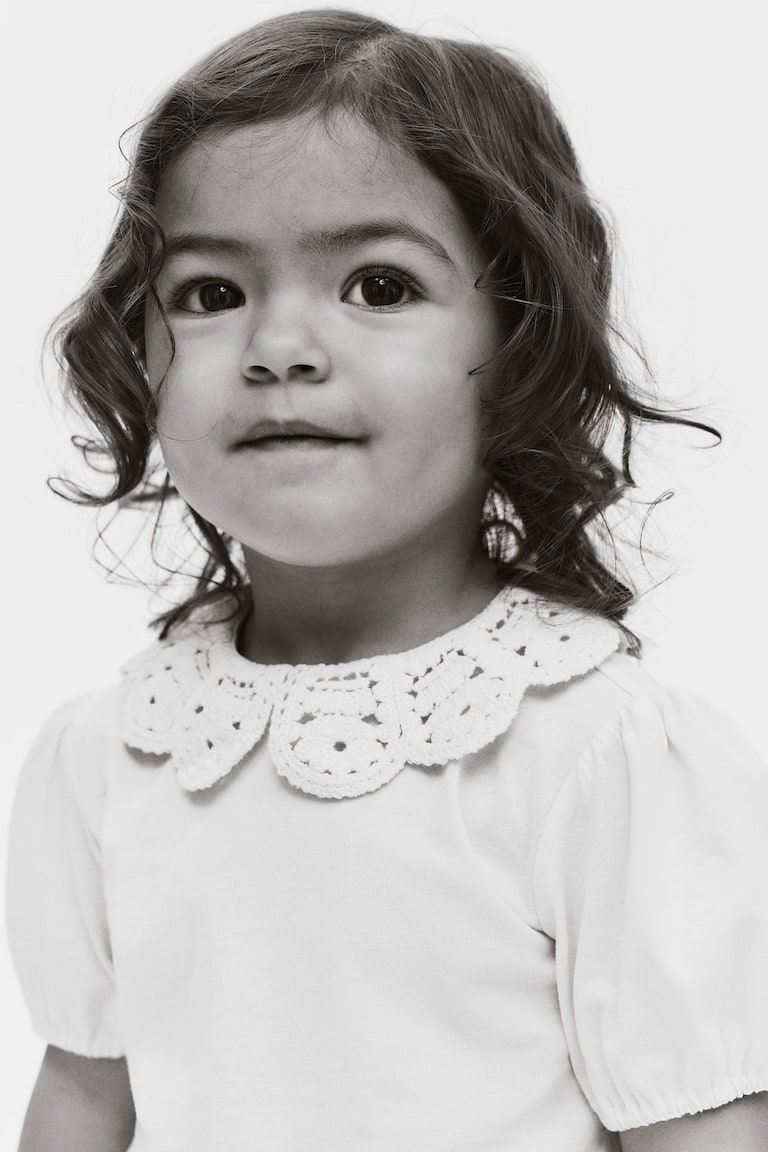 Maglia con colletto effetto uncinetto