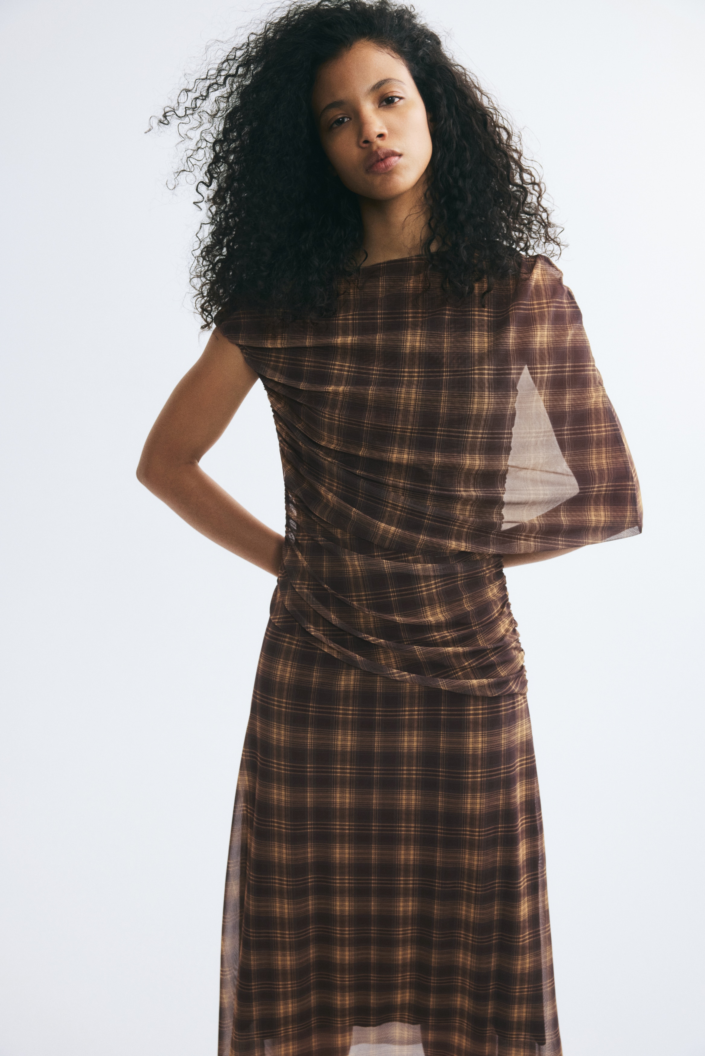 Gedrapeerde jurk met capeModel