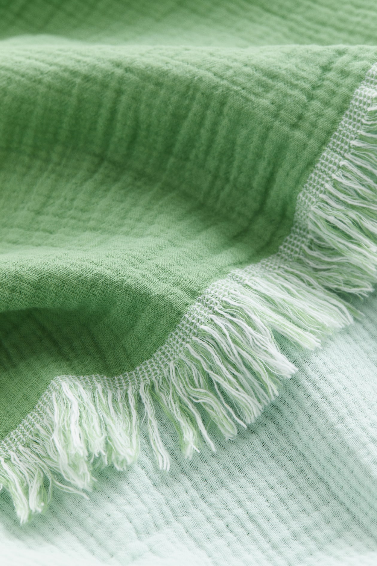 fringed-cotton-muslin-bedspread-green-home-all-h-m-us