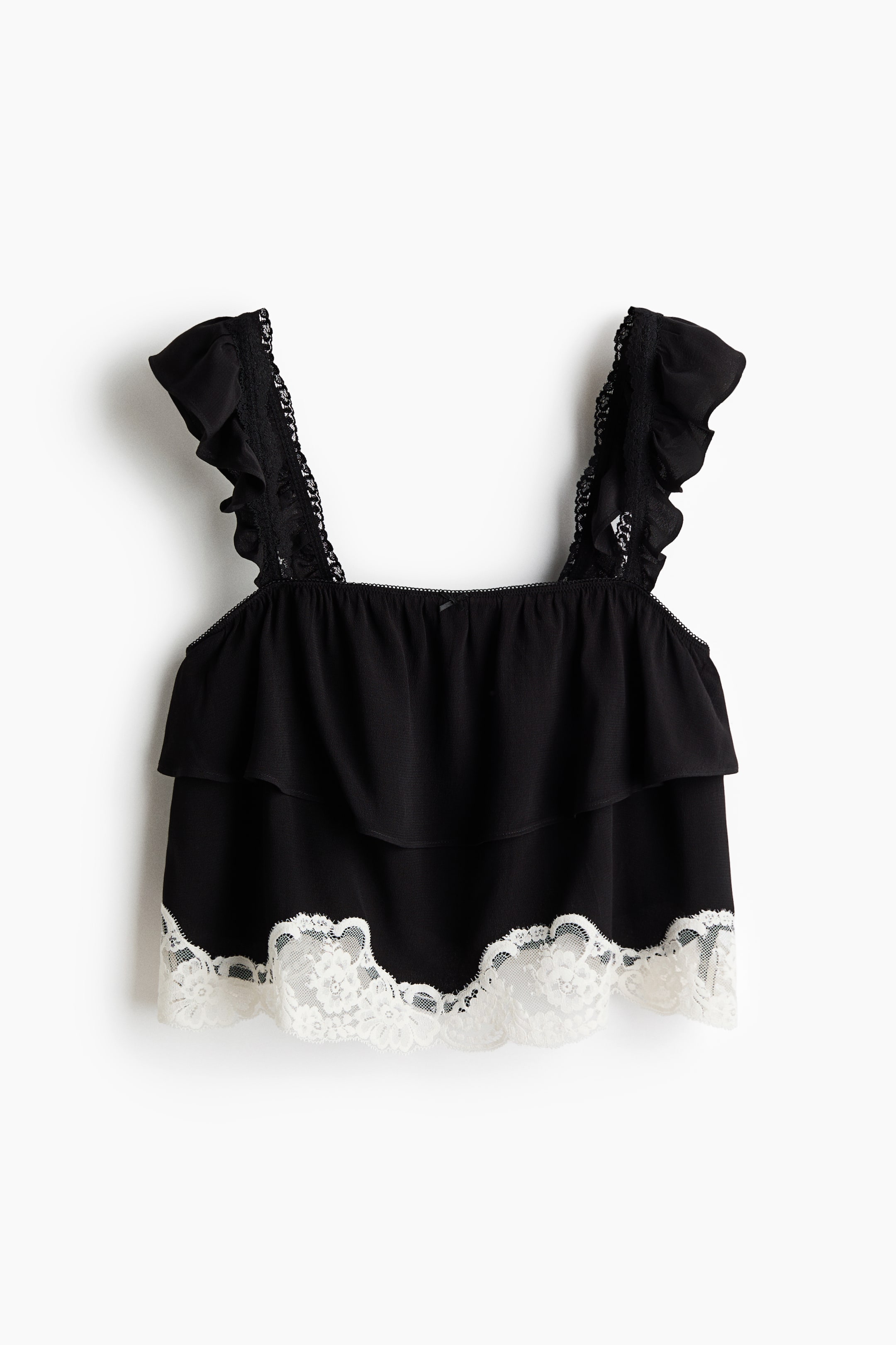 Ver imagen más grande: Un top de pijama negro con ribete de encaje se presenta de frente, con tirantes con volantes y detalles de encaje negro, un escote cuadrado y un cuerpo en capas, terminado con un ribete de encaje blanco con borde festoneado a lo largo del dobladillo inferior.