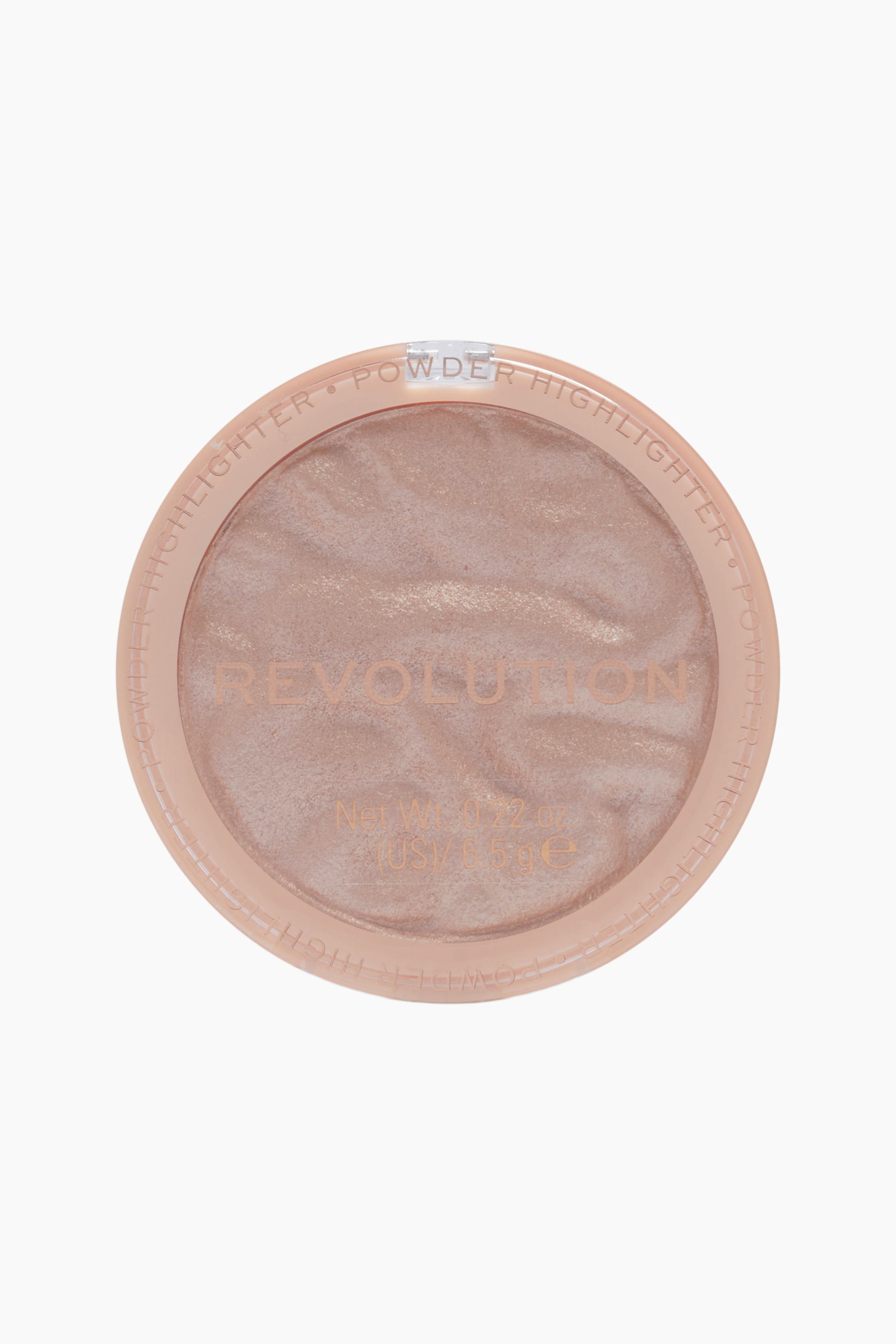 Visa större bild: Ett runt kompaktpuder med highlighter ligger plant i frontläge och har ett genomskinligt lock med roséguldfärgad text som visar varumärkesnamnet "REVOLUTION". Det skimrande, ljuschampagnefärgade pressade pudret inuti har en vågig, ripplad ytstruktur.