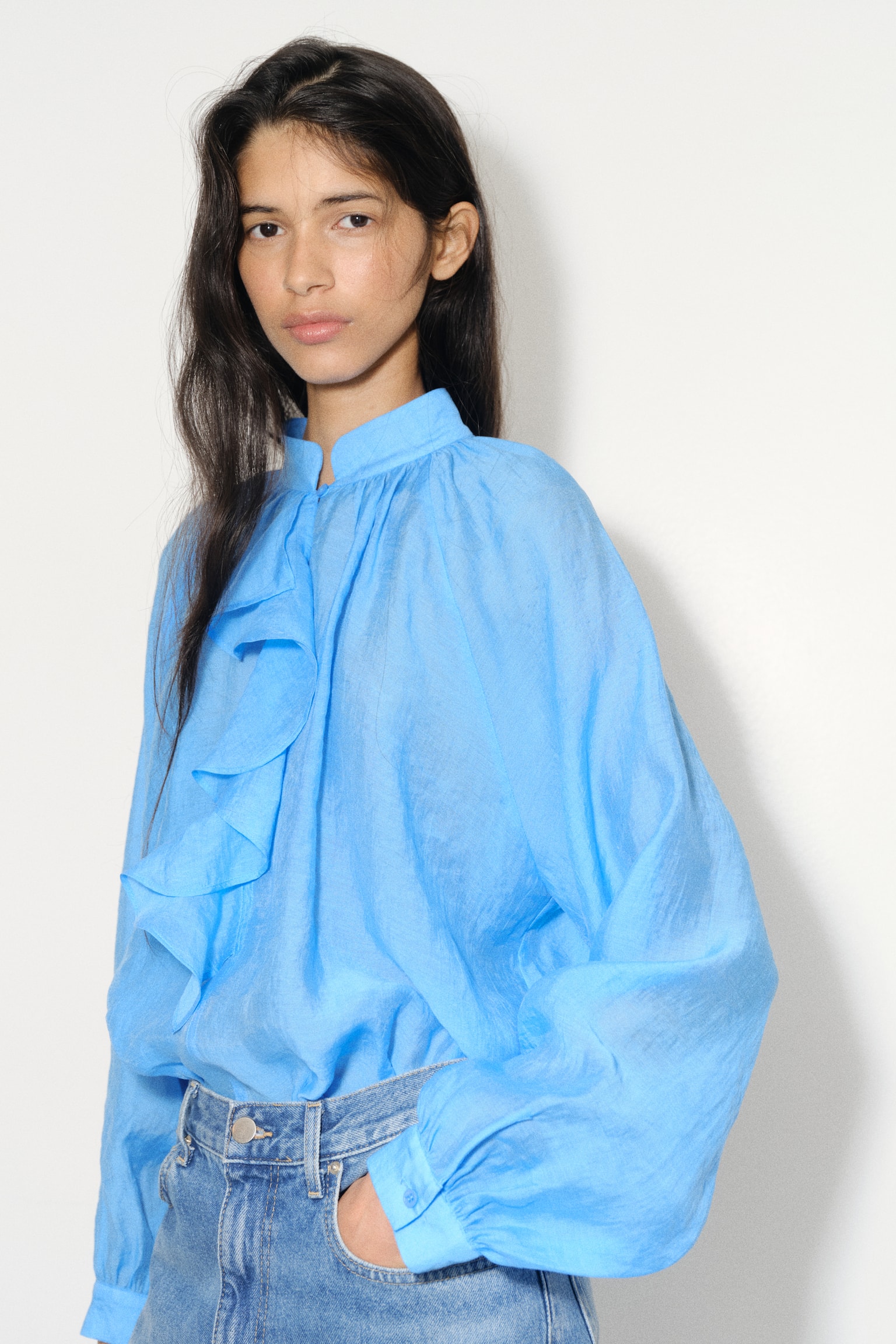 Женская блузка H&M Flounced Lyocell-Blend Blouse, цвет: Яркий синий — фото 5