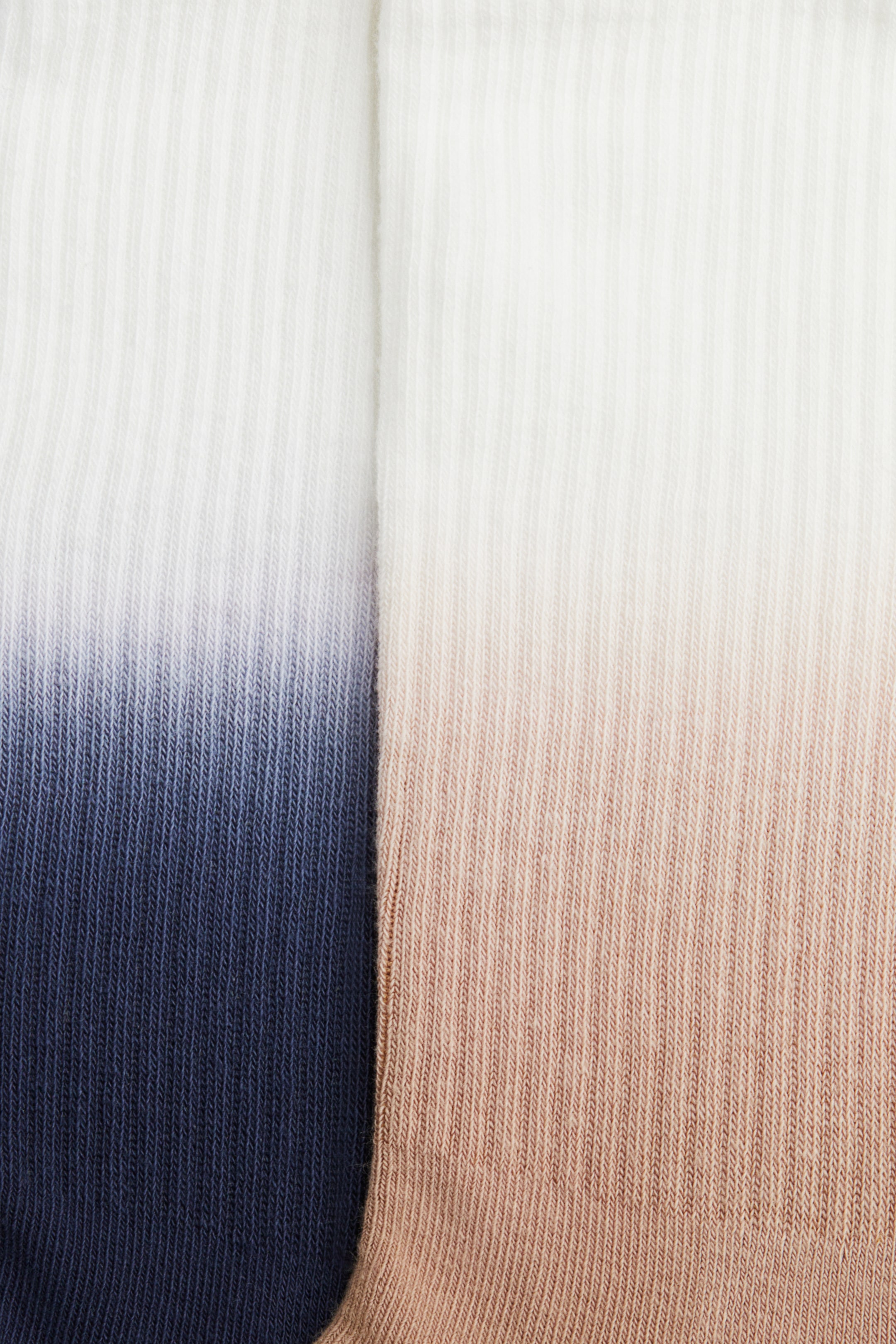 Ampliar la imagen: 2-pack socks - Beige/Negro - Men | H&M MX 2