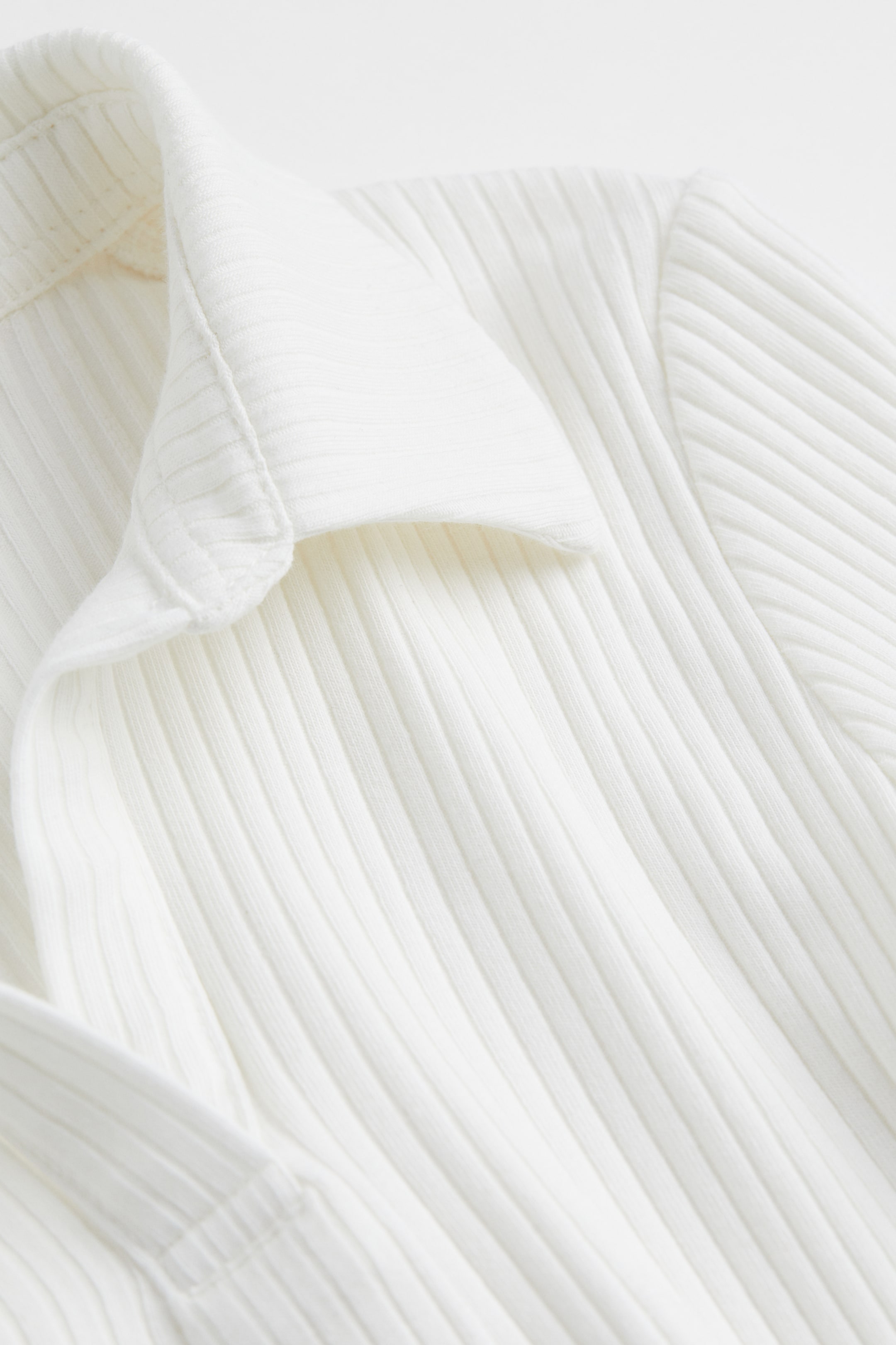 拡大画像を表示: 襟付きリブTシャツ - ホワイト - Kids | H&M JP 2