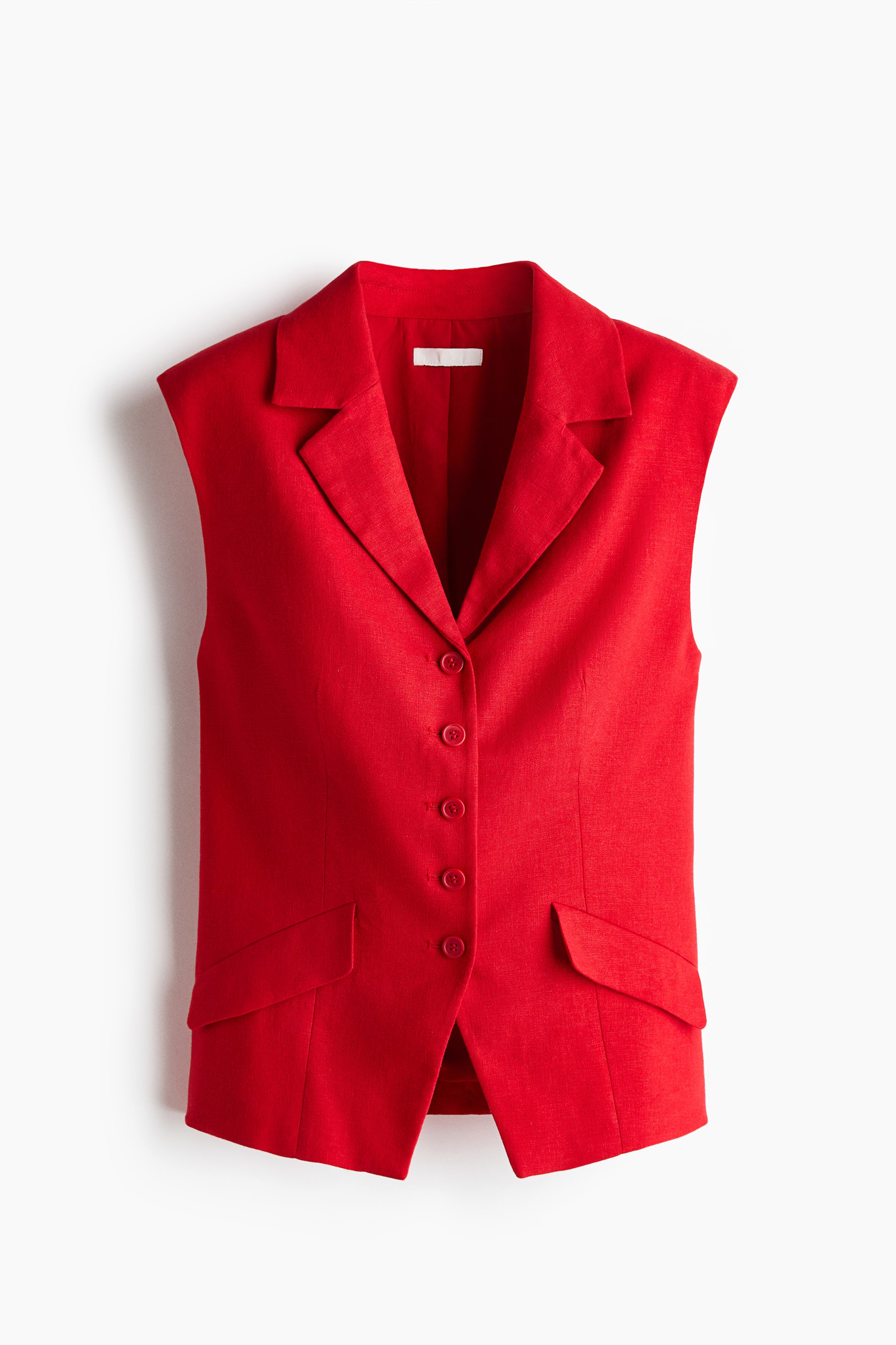 Agrandir l'image: Un gilet rouge ajusté est présenté de face, mettant en avant une texture de tissu tissé, des revers crantés, des boutons sur le devant, des pinces de taille visibles pour un effet structuré, et des poches à rabat sur le devant.
