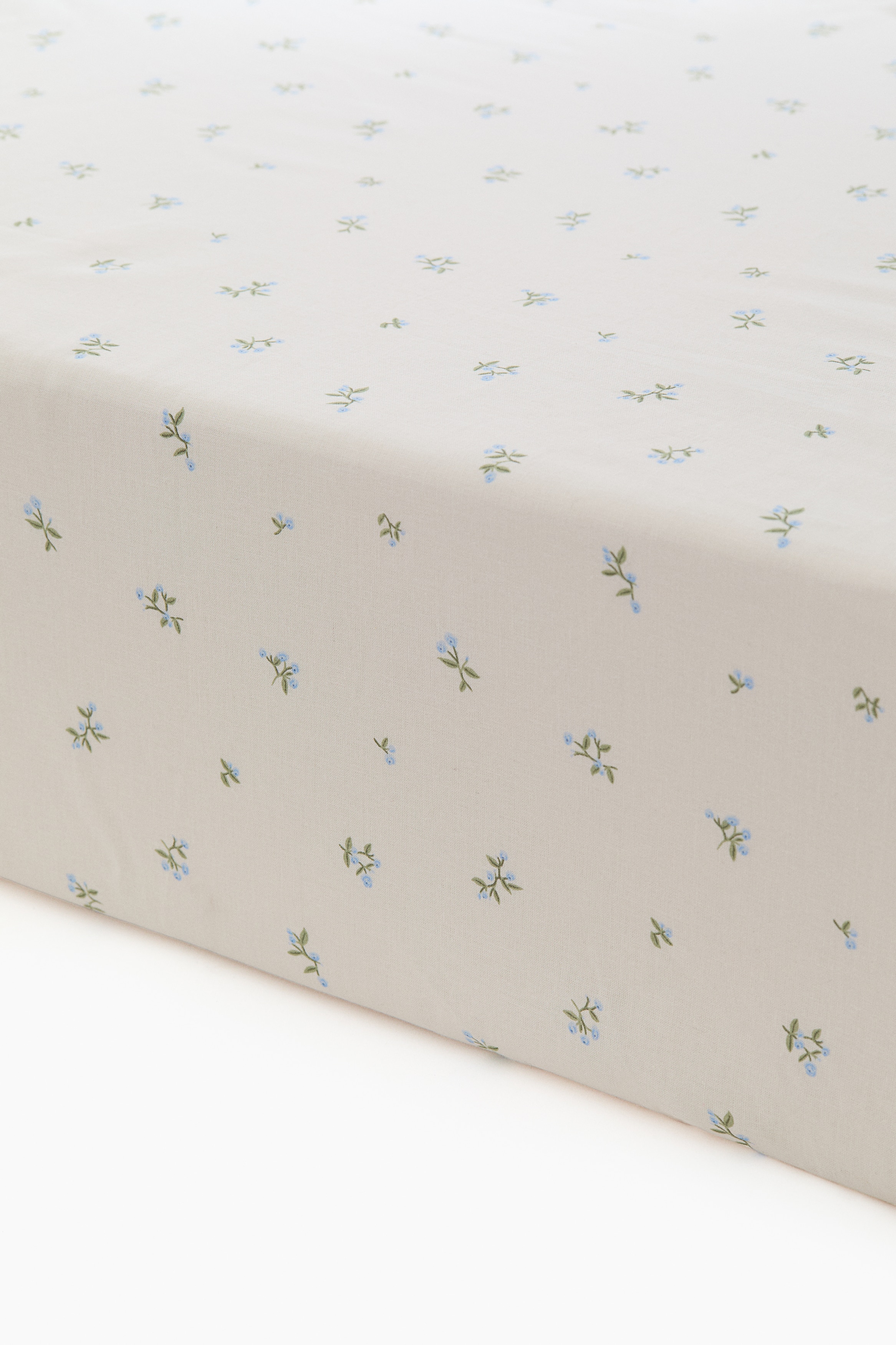 Patterned cotton fitted sheetModel