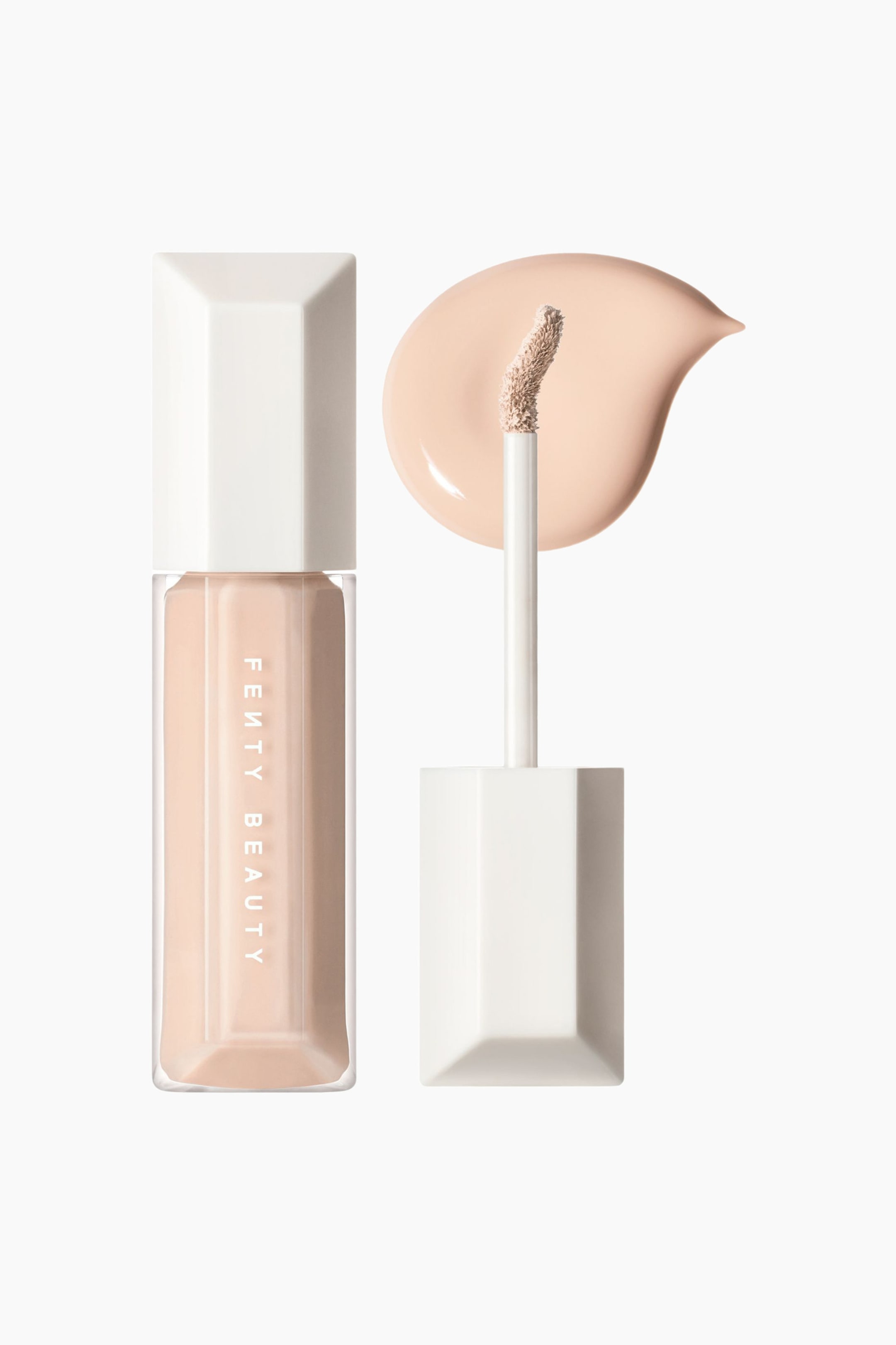 Visa större bild: We’re Even Hydrating Longwear Concealer visas i en genomskinlig, facetterad rektangulär tub med vit kork, stående vertikalt bredvid sin avskruvade applikatorstav. Applikatorstaven visar en böjd doe-foot-spets täckt av den ljuspersikofärgade flytande konsistensen, placerad framför ett slätt, droppformat produktprov i samma nyans.