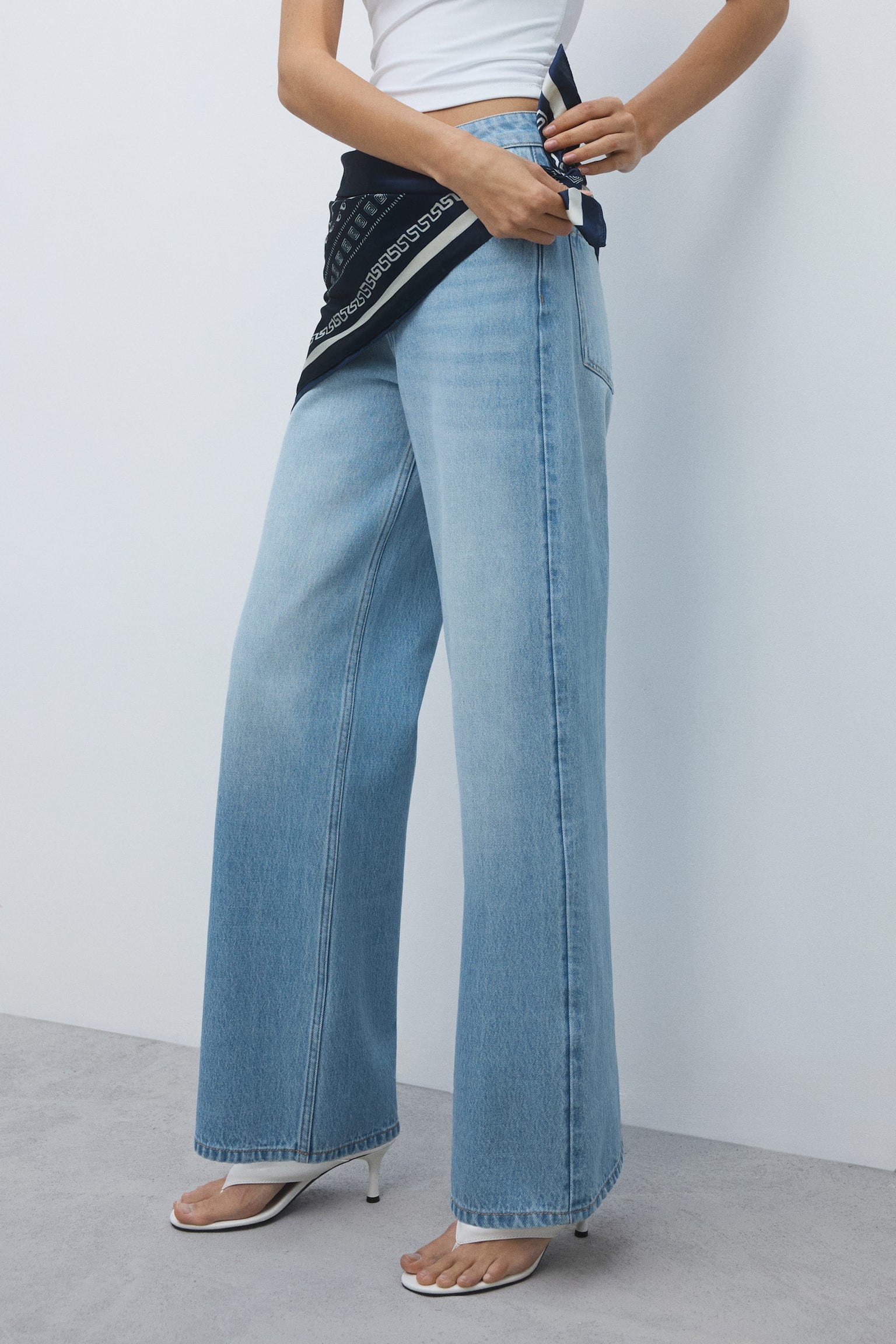 Straight High Waist Scarf-detail jeans - כחול ג'ינס בהיר/כחול נייבי/כחול ג'ינס/כתום - 4