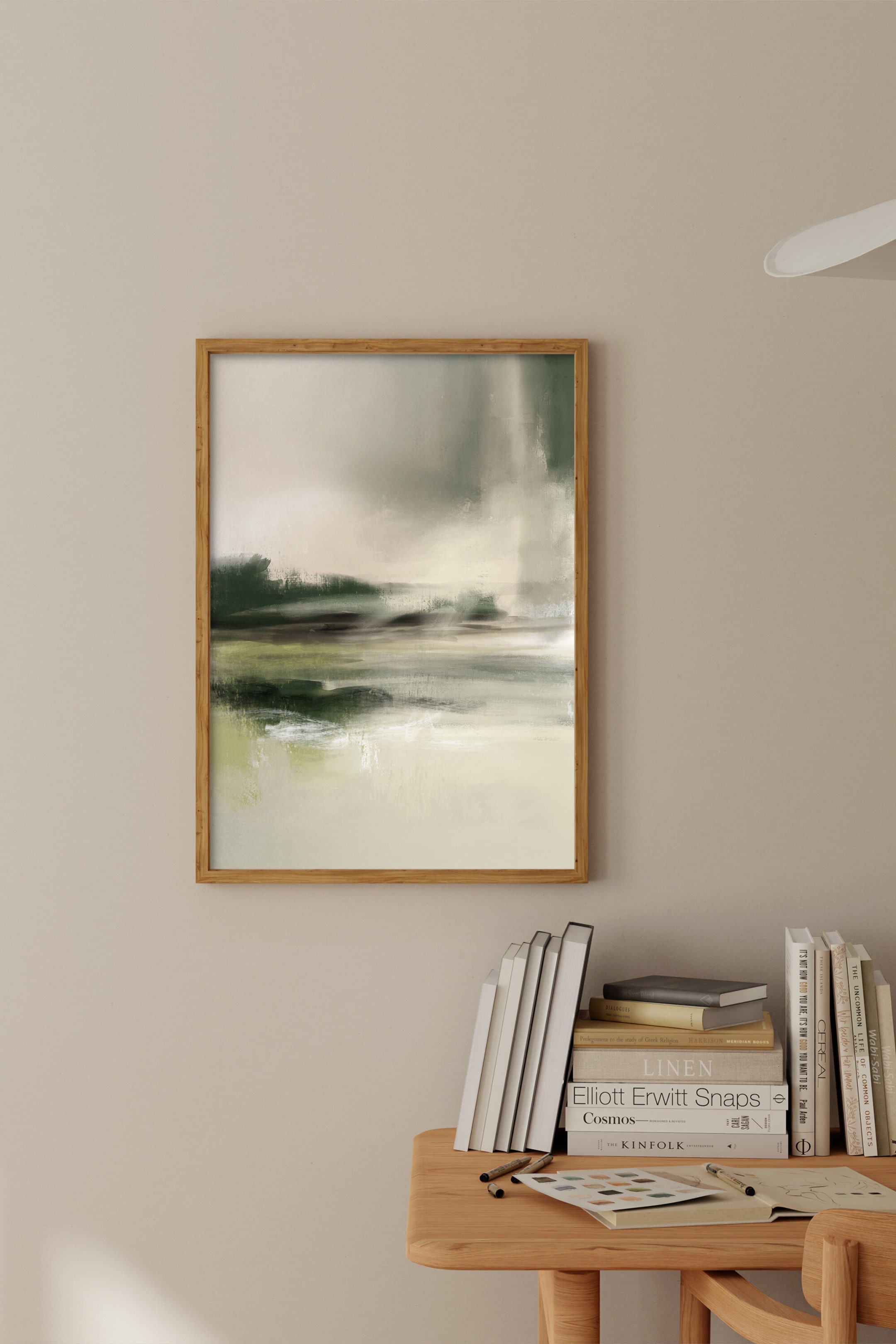 Agrandir l'image: Un tableau abstrait rectangulaire est suspendu verticalement, encadré dans un cadre en bois brun clair. Il présente des nuances atténuées de vert, de blanc et de beige, avec des coups de pinceau visibles créant un paysage ou un paysage aquatique abstrait.