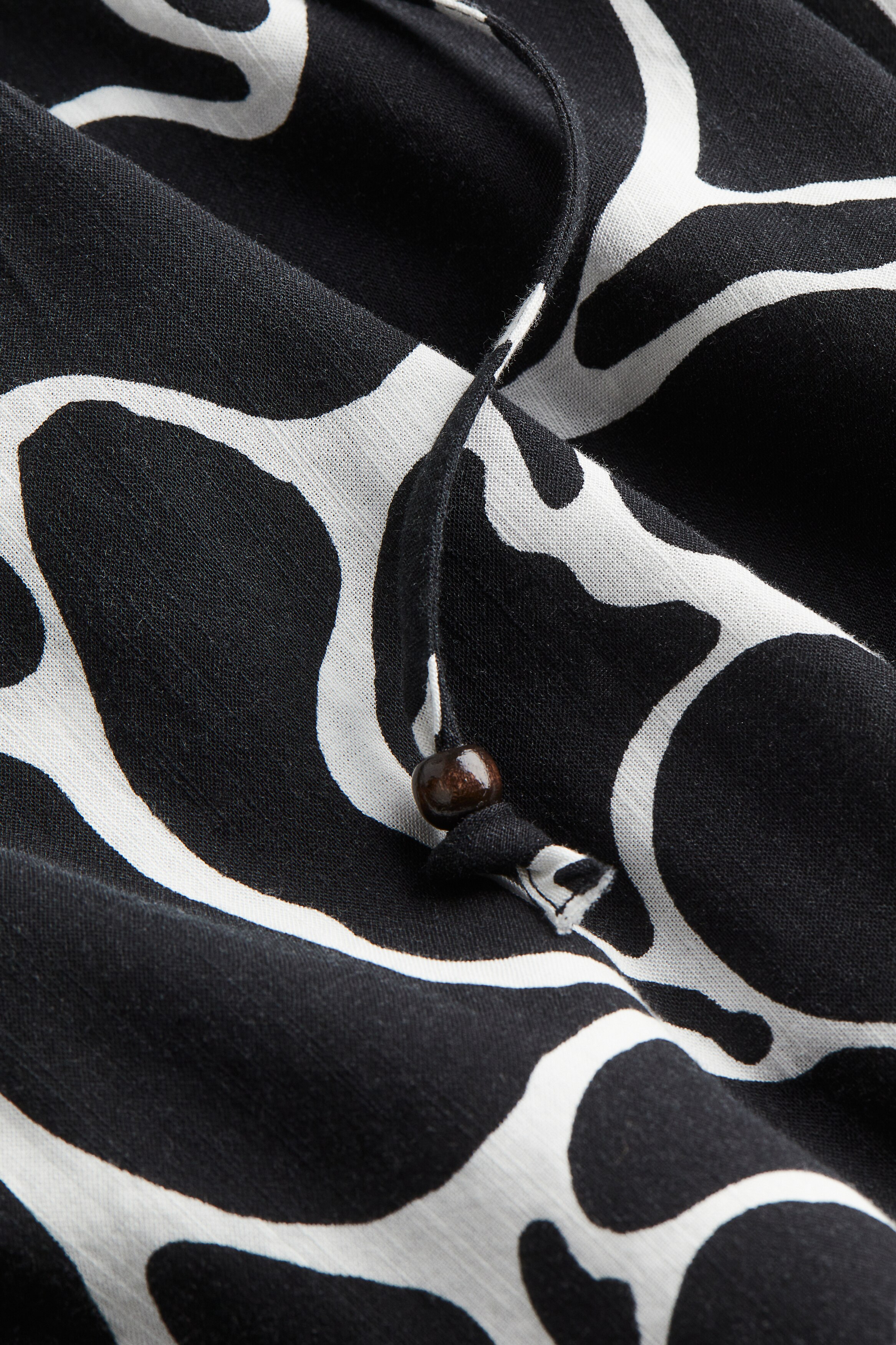 HIAND ハイアンド　ループ編みチュニックワンピース 黒　ブラック シンプルなVネックの大人のフリルチュニックワンピース