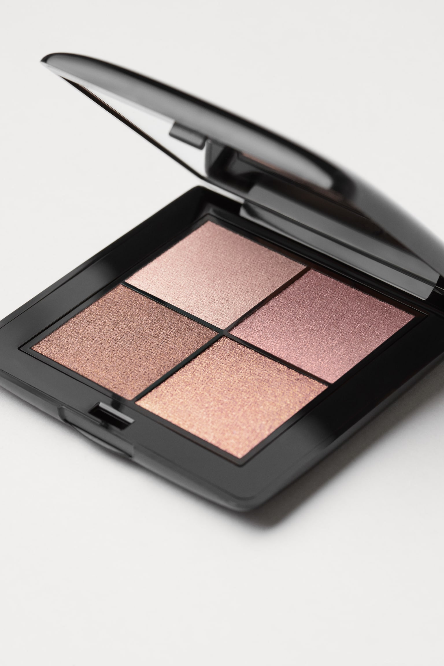 Eye shadow quad - Dreams come Ecru/Feeling Peach/Rock Me/Box of Chocs/Nice Mauves/Earthly Desires/Heart and Soul - 2