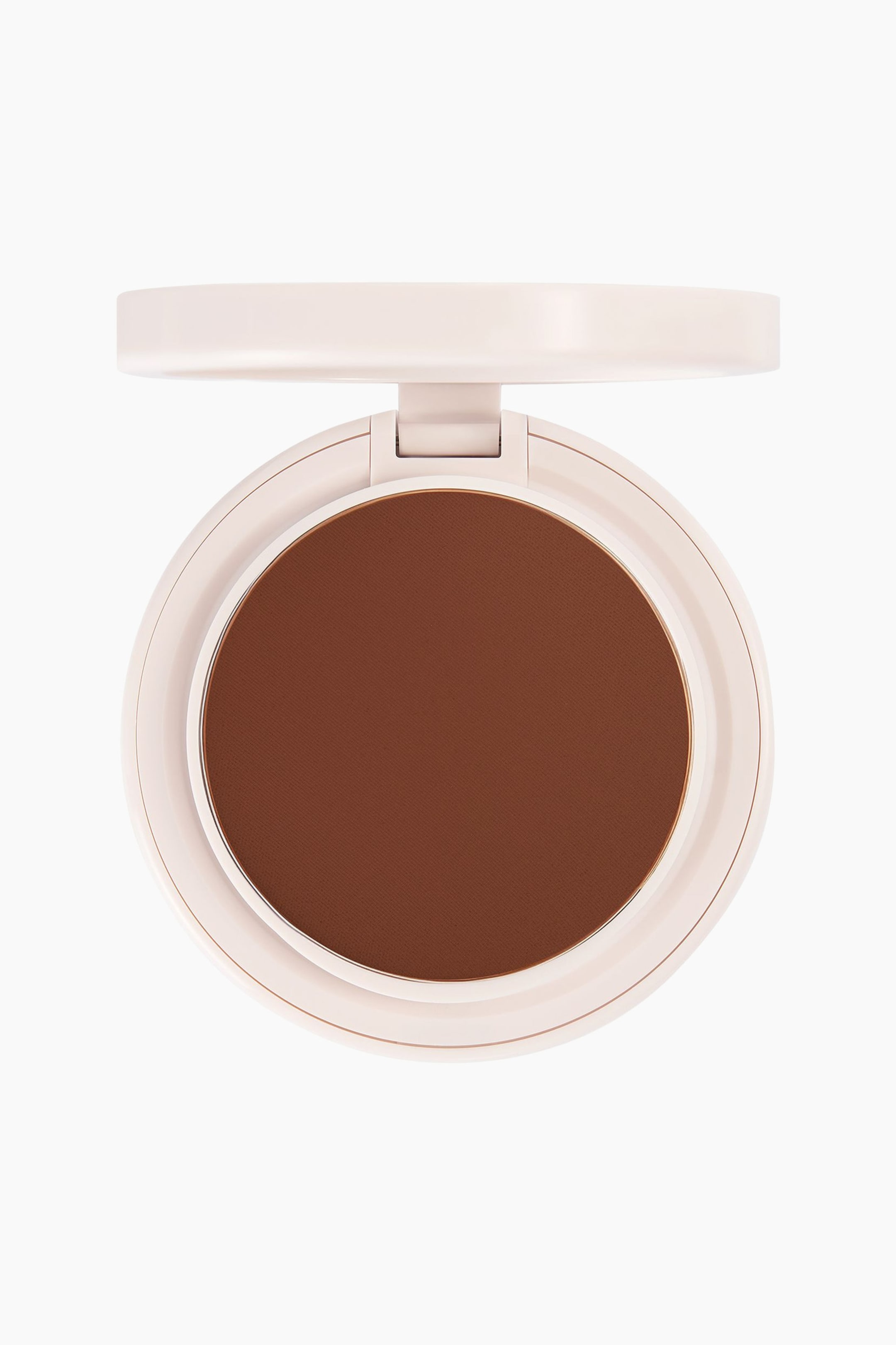 Se større billede: Natural Blur Powder Foundation præsenteres som en dybbrun presset pudder i et åbent, rundt, lysebeige kompaktetui. Kompaktetuiet vender fremad og fremhæver den glatte, matte overflade af makeuppen samt det hævede, åbne låg.
