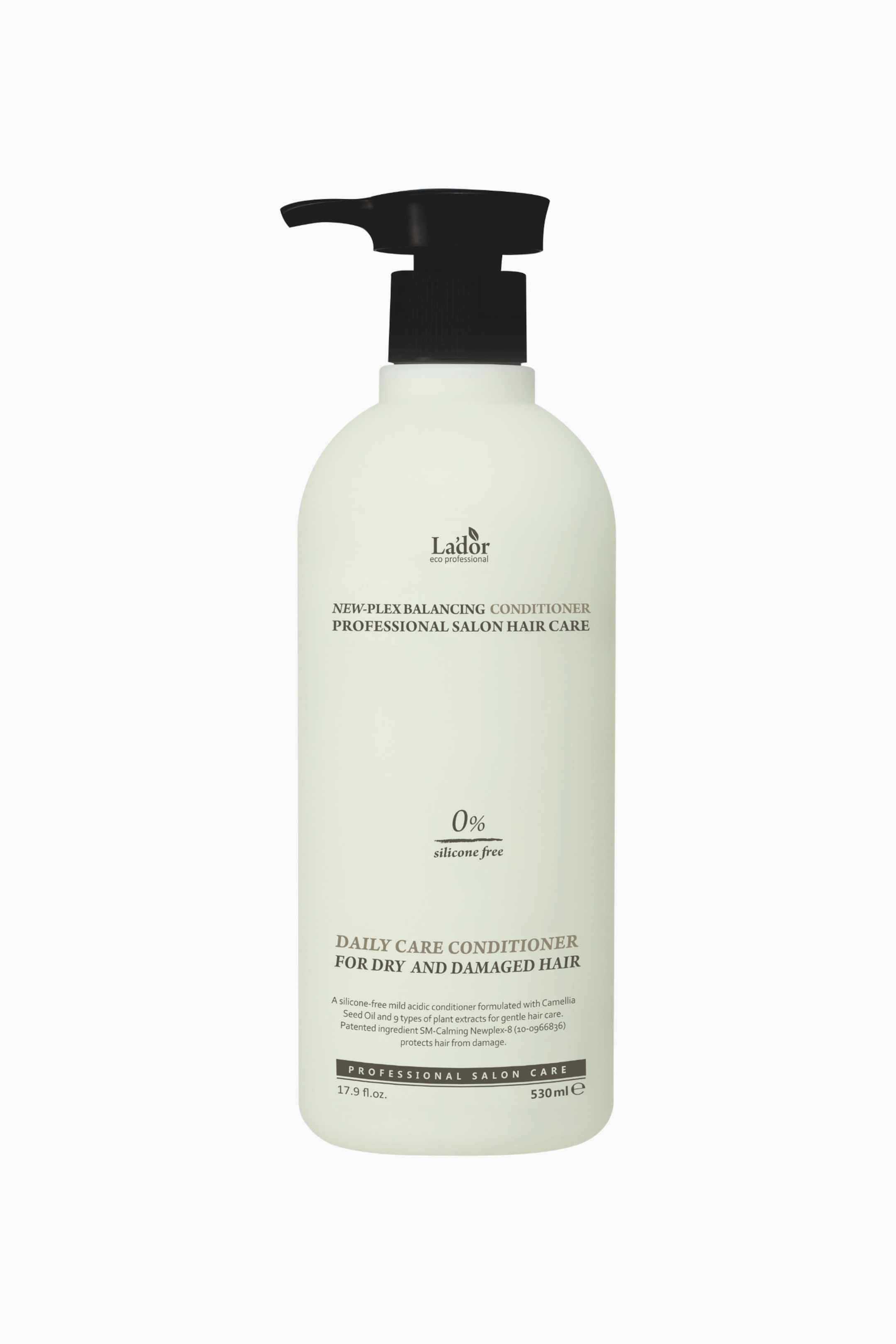 Vis større bilde: En blekgrønn balsamflaske med en svart pumpe-dispenser står oppreist, vendt fremover. Flasken viser tekst inkludert 'Lador eco professional', 'NEW-PLEX BALANCING CONDITIONER', '0% silikonfri', og 'DAILY CARE CONDITIONER FOR DRY AND DAMAGED HAIR', sammen med volummålinger på 17,9 fl.oz. og 530 ml e.
