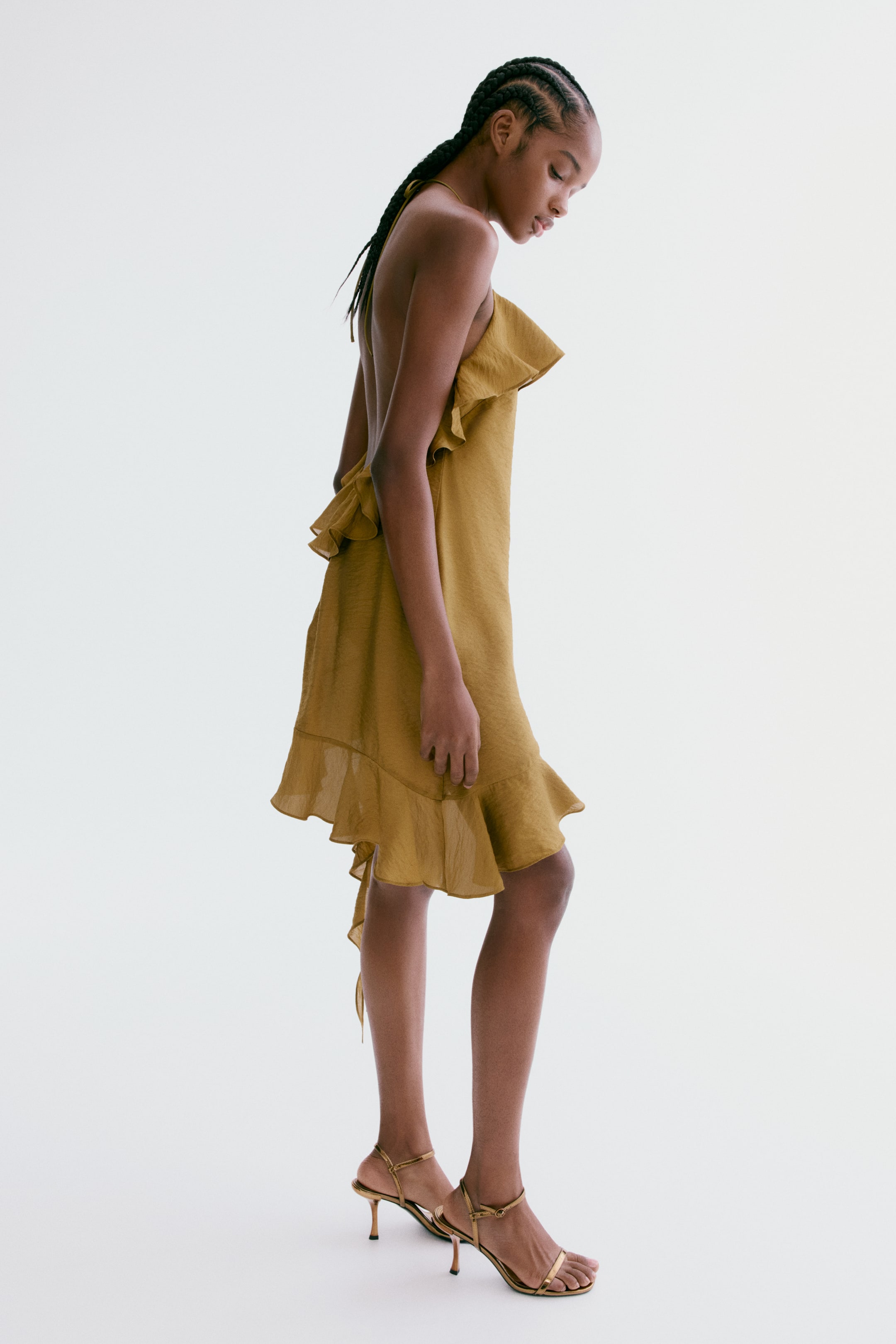 Robe dos nu à volants